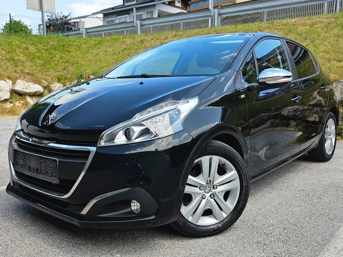 Peugeot 208 Style / Pickerl Neu 07/2026 Schwarz - 1
