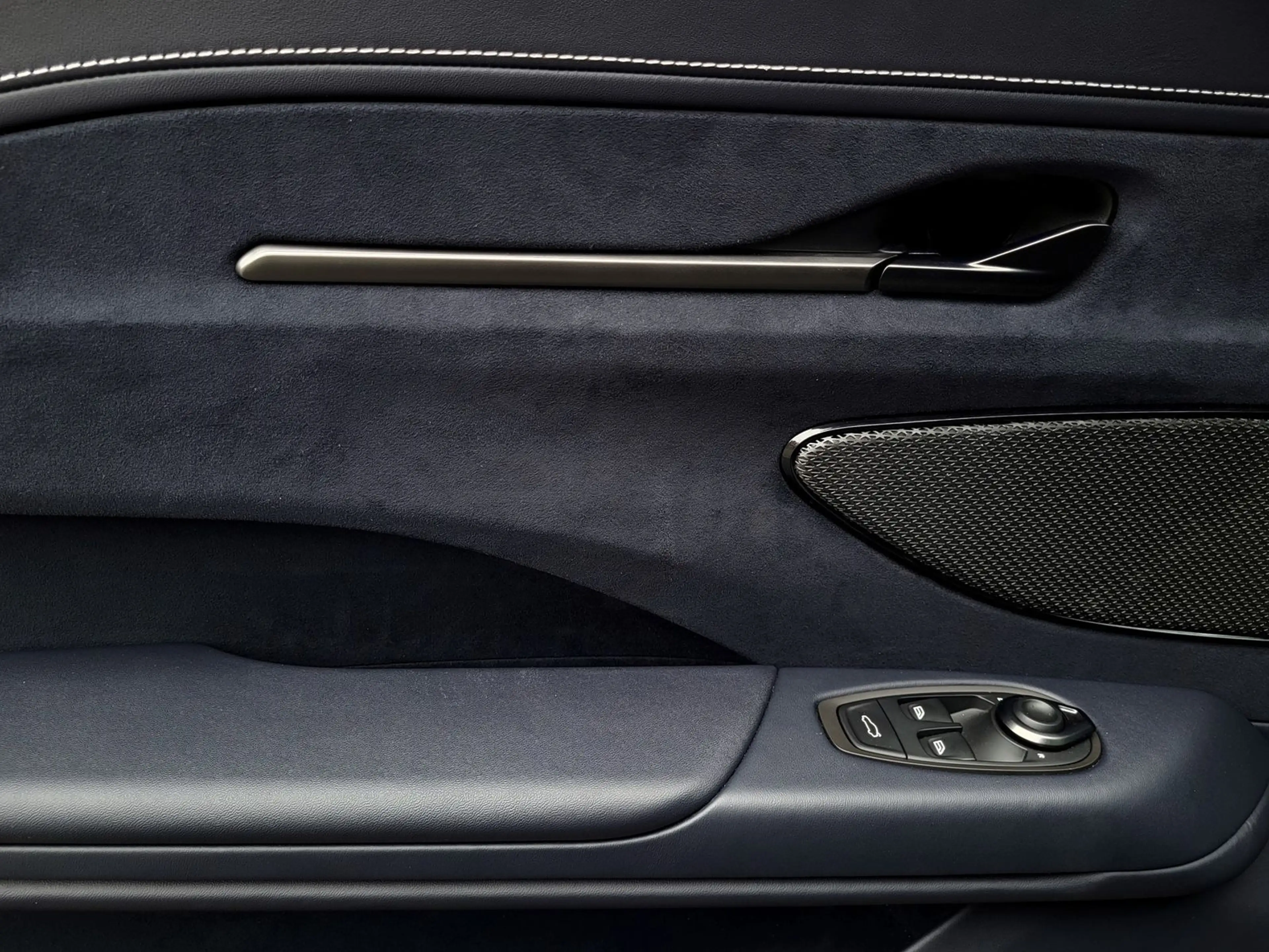 Aston Martin V8 S Coupe MY26 | CCB | PPF — photo 13