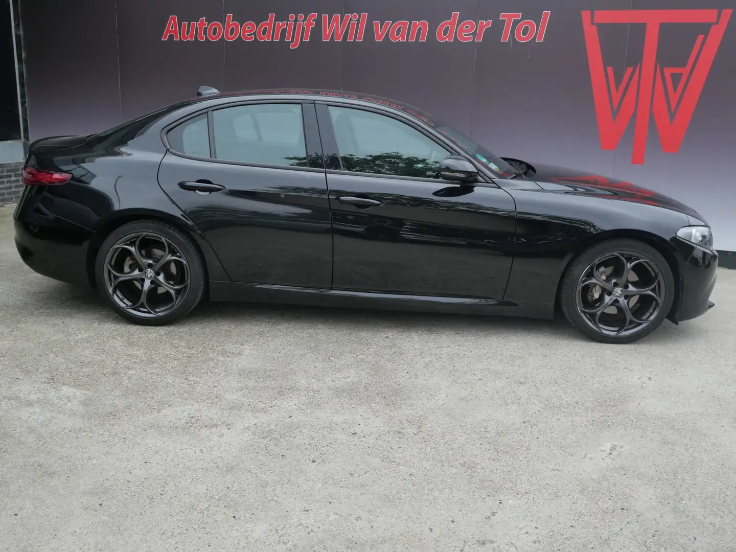 Alfa Romeo Giulia 2.0T SUPER | AUTOMAAT | NAVIGATIE | KEYLESS | DAB Zwart - 1
