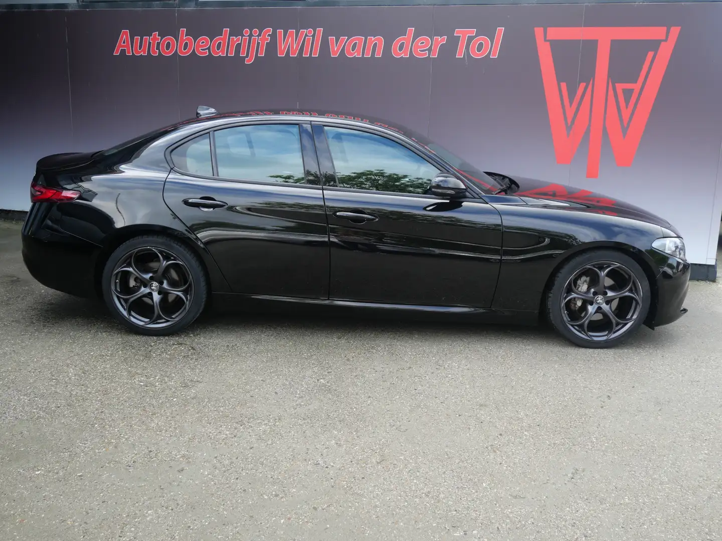 Alfa Romeo Giulia 2.0T SUPER | AUTOMAAT | NAVIGATIE | KEYLESS | DAB Noir - 1