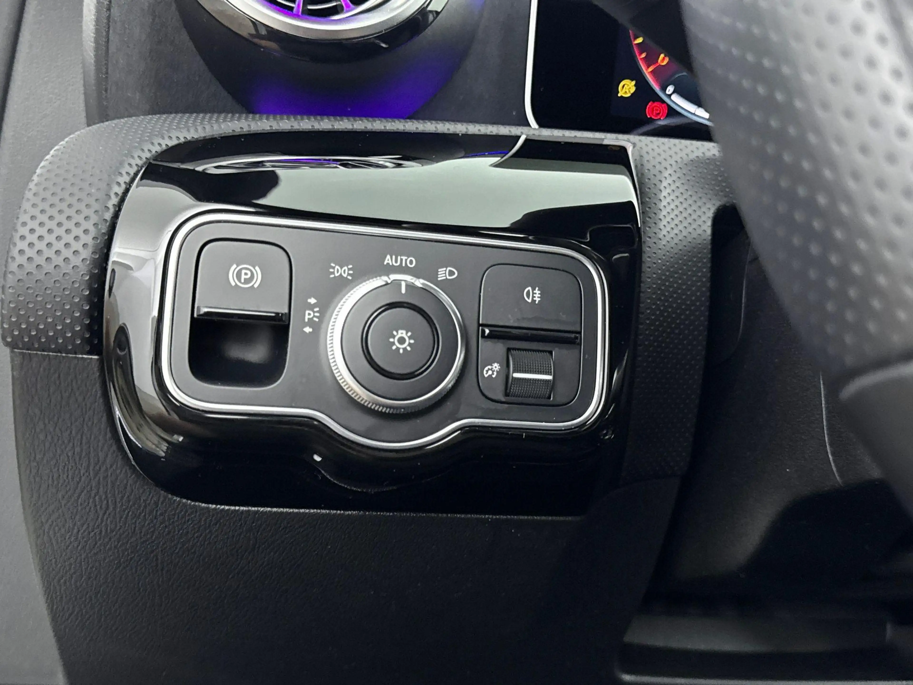 Mercedes-Benz A 220 Premium Plus — photo 12
