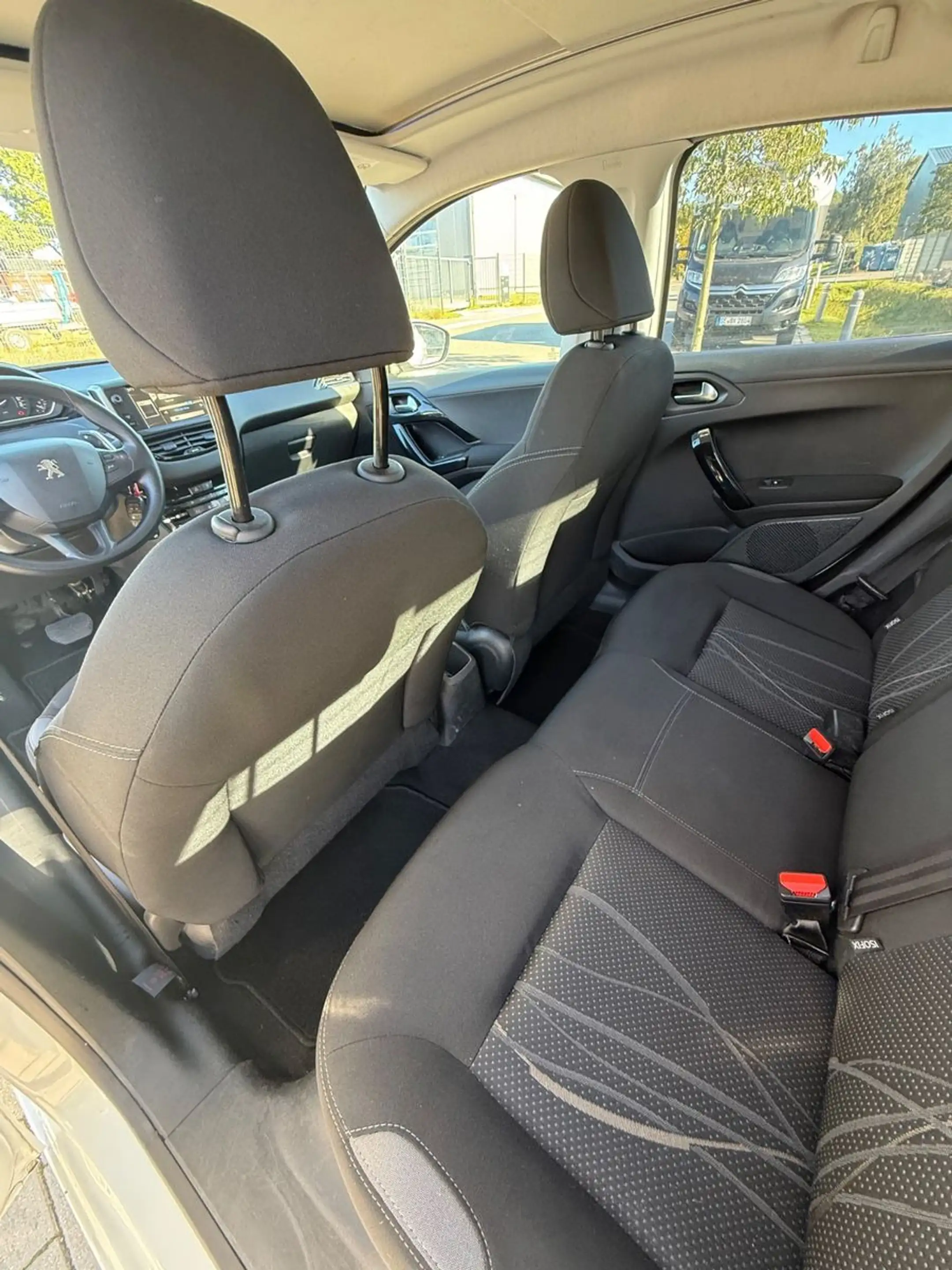 Peugeot 208 Active AUTOMATIK/NAVI/KLIMAAUTOMATIK/2. HAND — photo 14