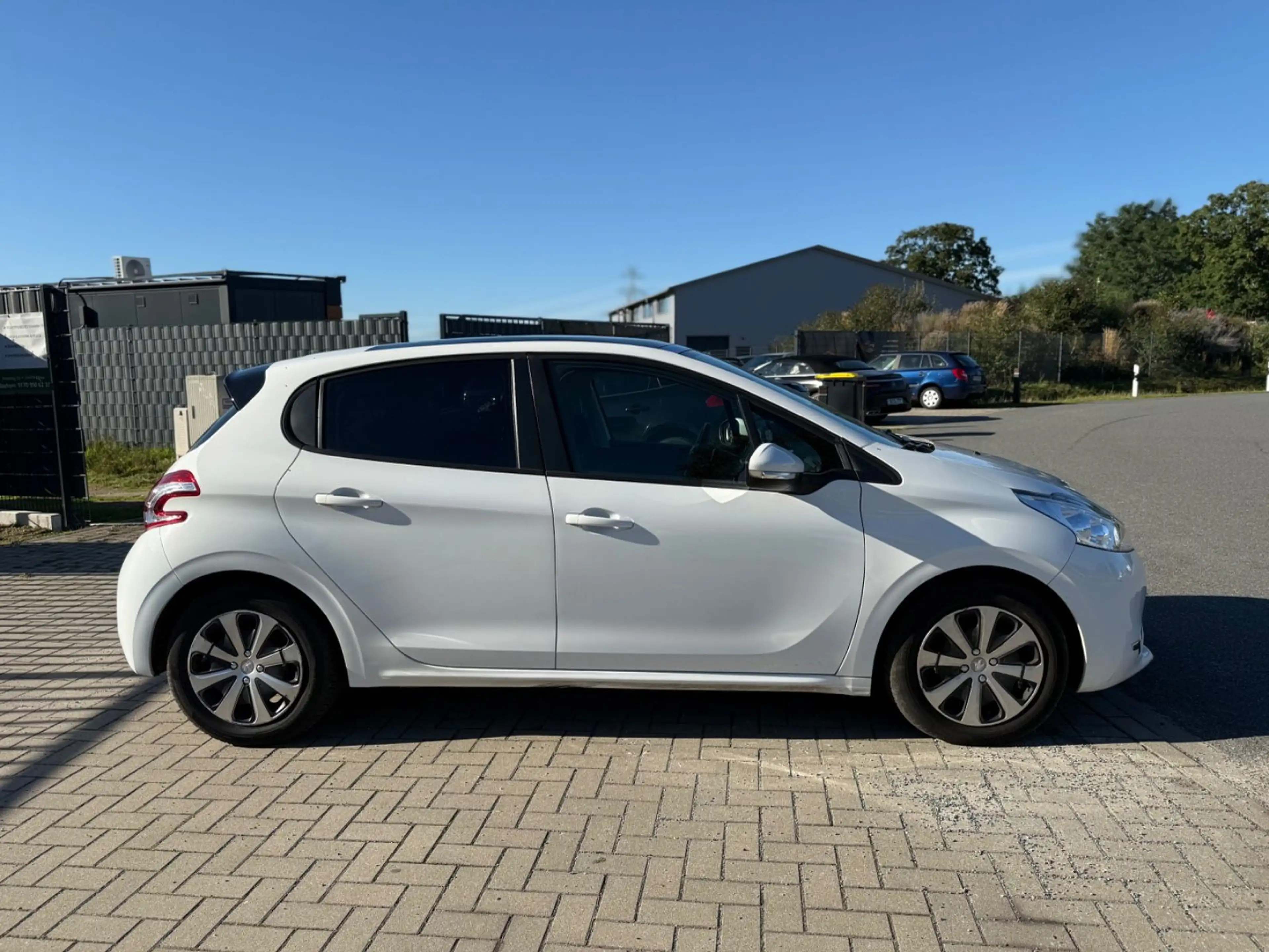 Peugeot 208 Active AUTOMATIK/NAVI/KLIMAAUTOMATIK/2. HAND — photo 7