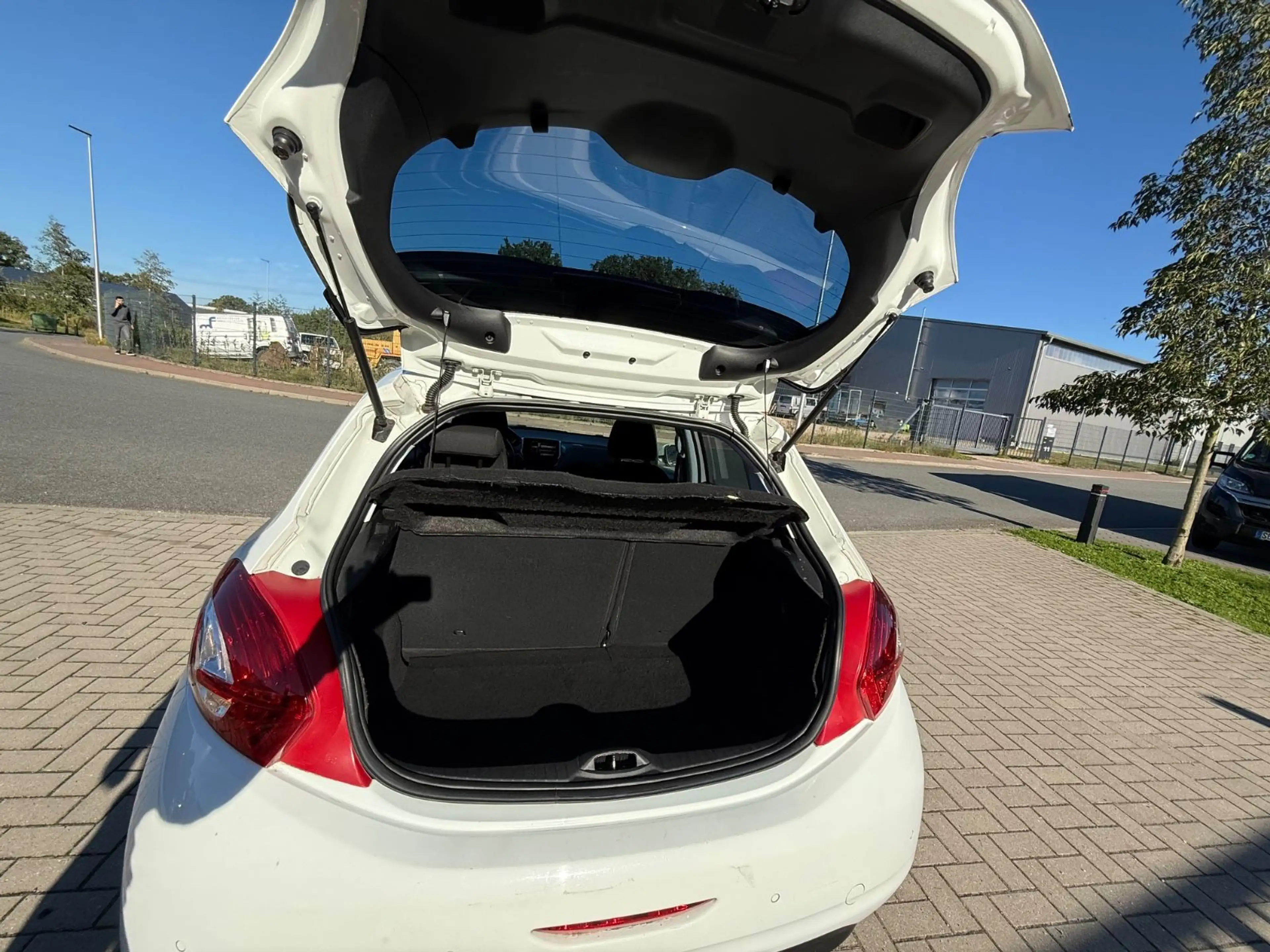 Peugeot 208 Active AUTOMATIK/NAVI/KLIMAAUTOMATIK/2. HAND — photo 13