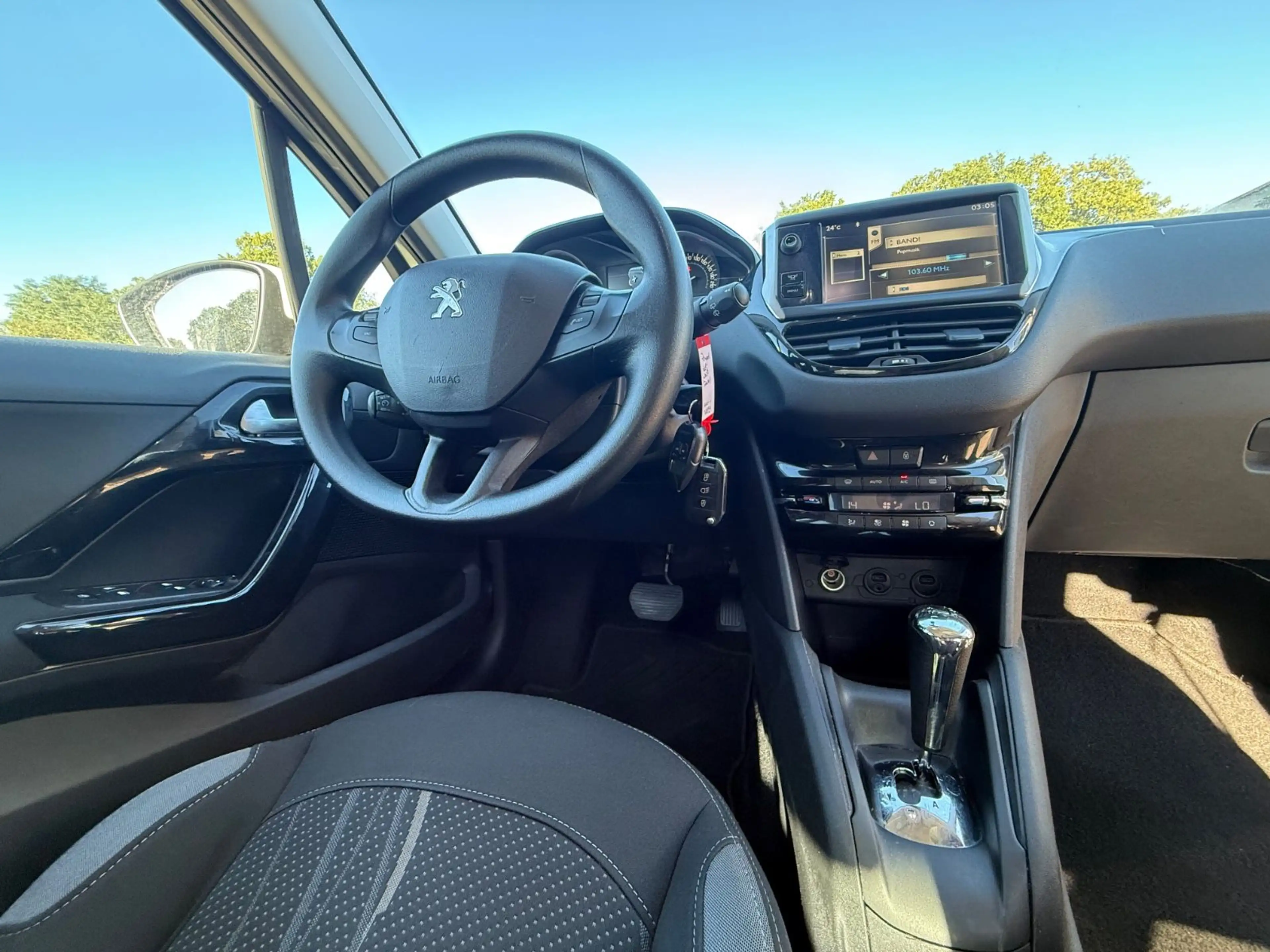 Peugeot 208 Active AUTOMATIK/NAVI/KLIMAAUTOMATIK/2. HAND — photo 11