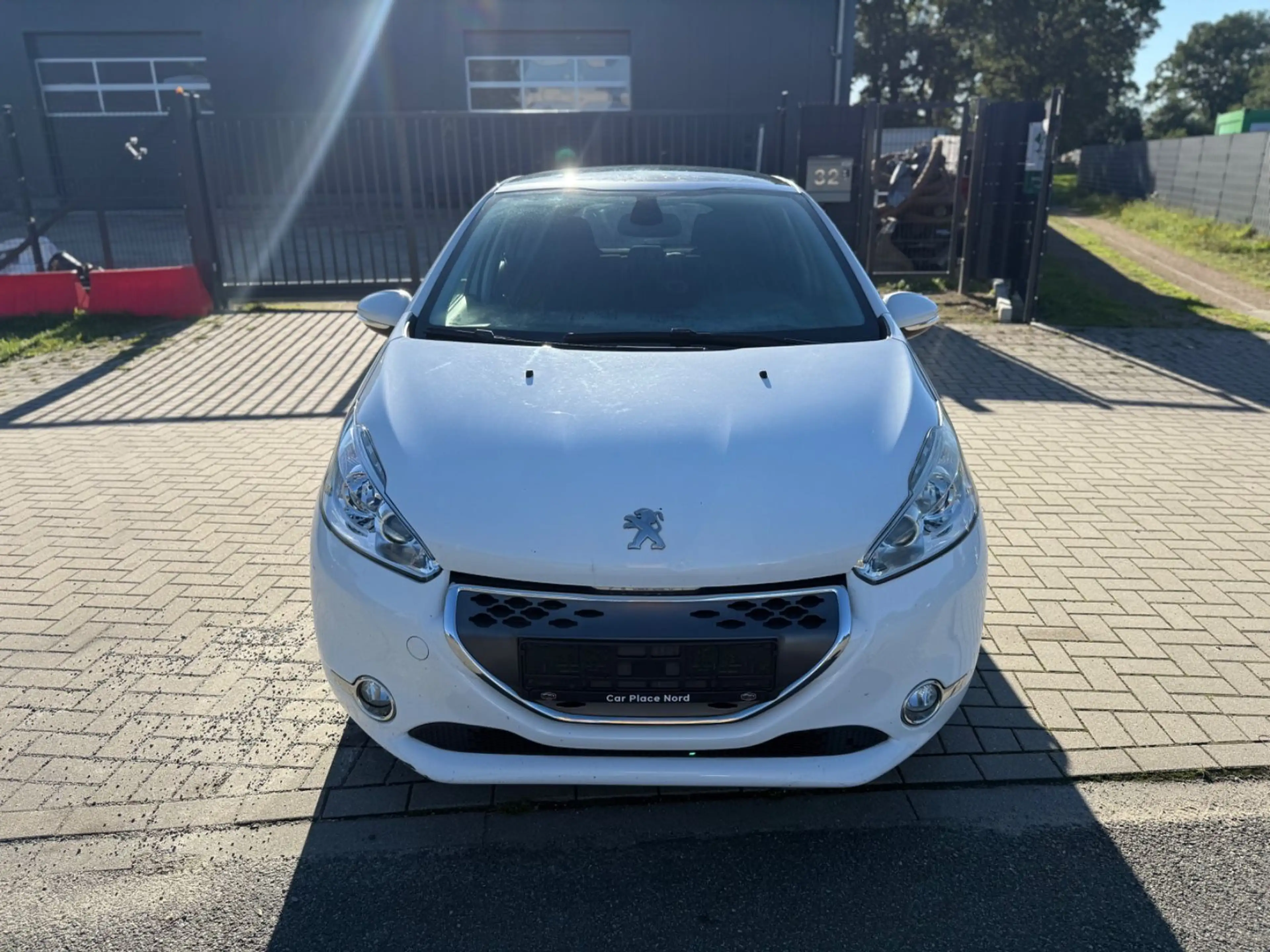 Peugeot 208 Active AUTOMATIK/NAVI/KLIMAAUTOMATIK/2. HAND — photo 2
