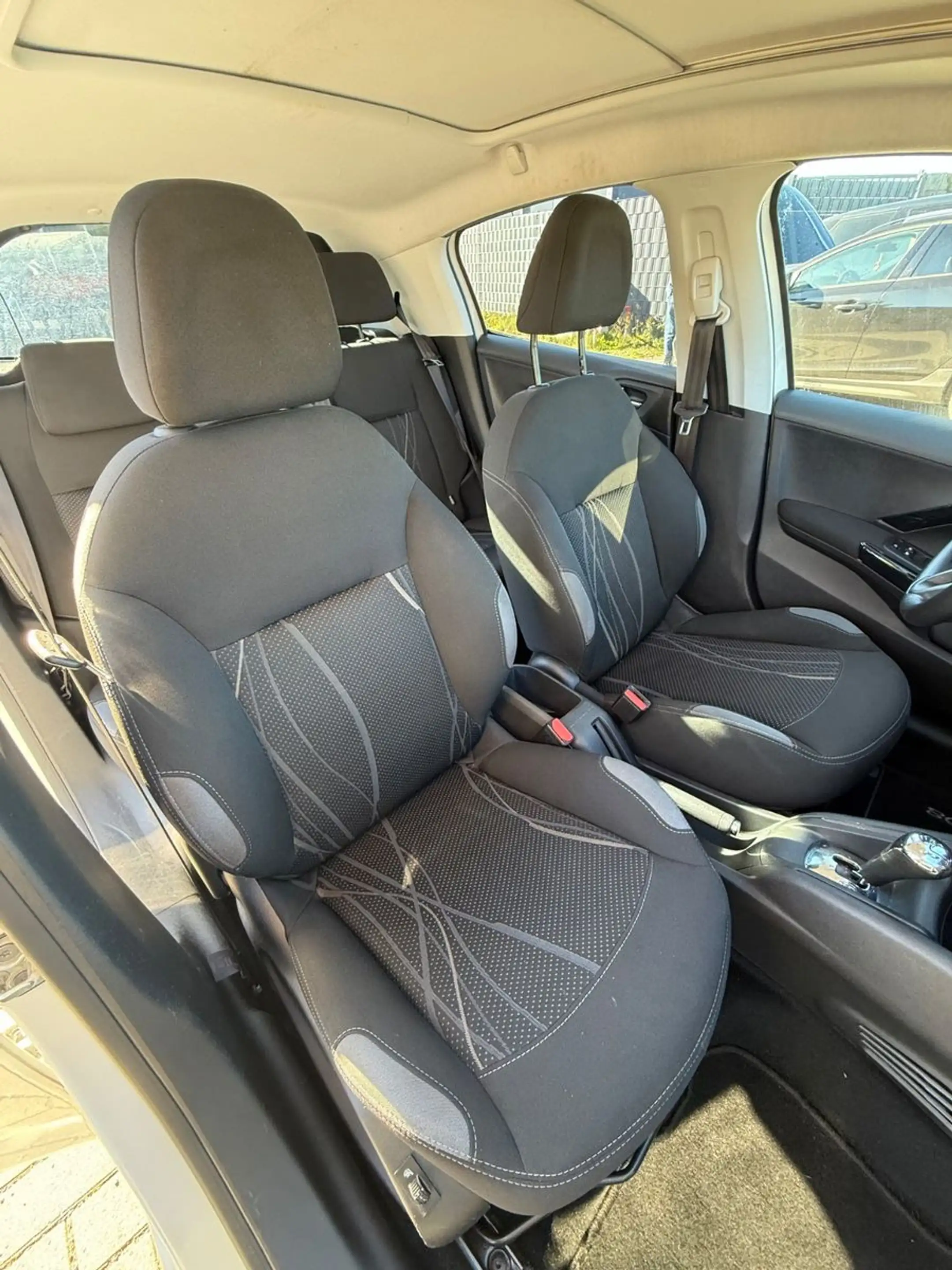 Peugeot 208 Active AUTOMATIK/NAVI/KLIMAAUTOMATIK/2. HAND — photo 10
