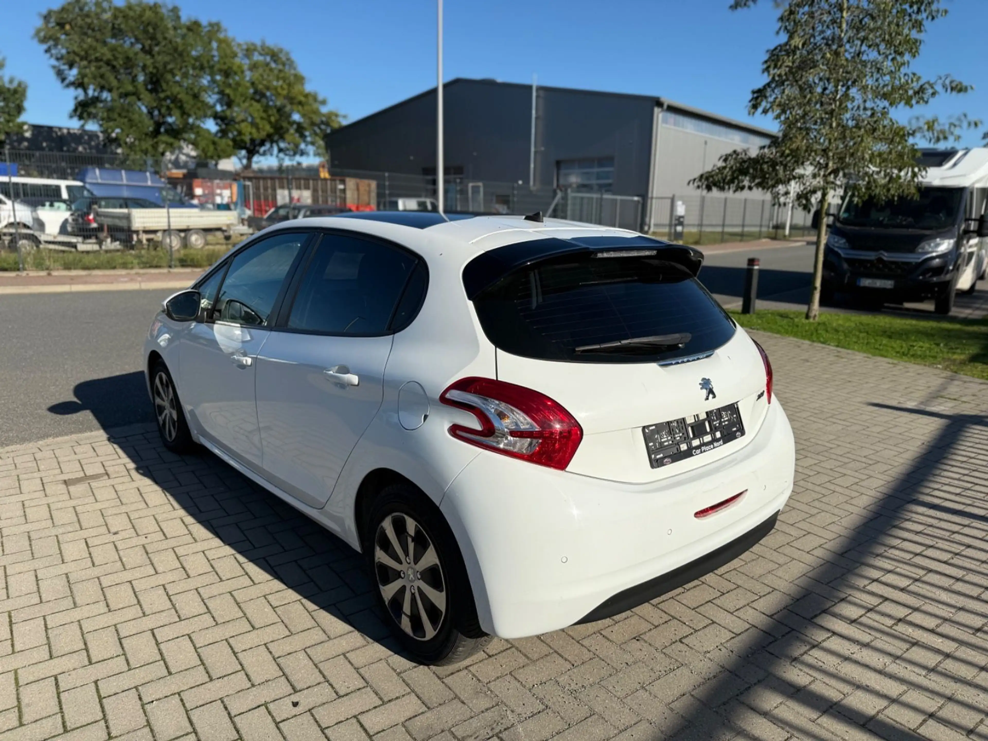 Peugeot 208 Active AUTOMATIK/NAVI/KLIMAAUTOMATIK/2. HAND — photo 4