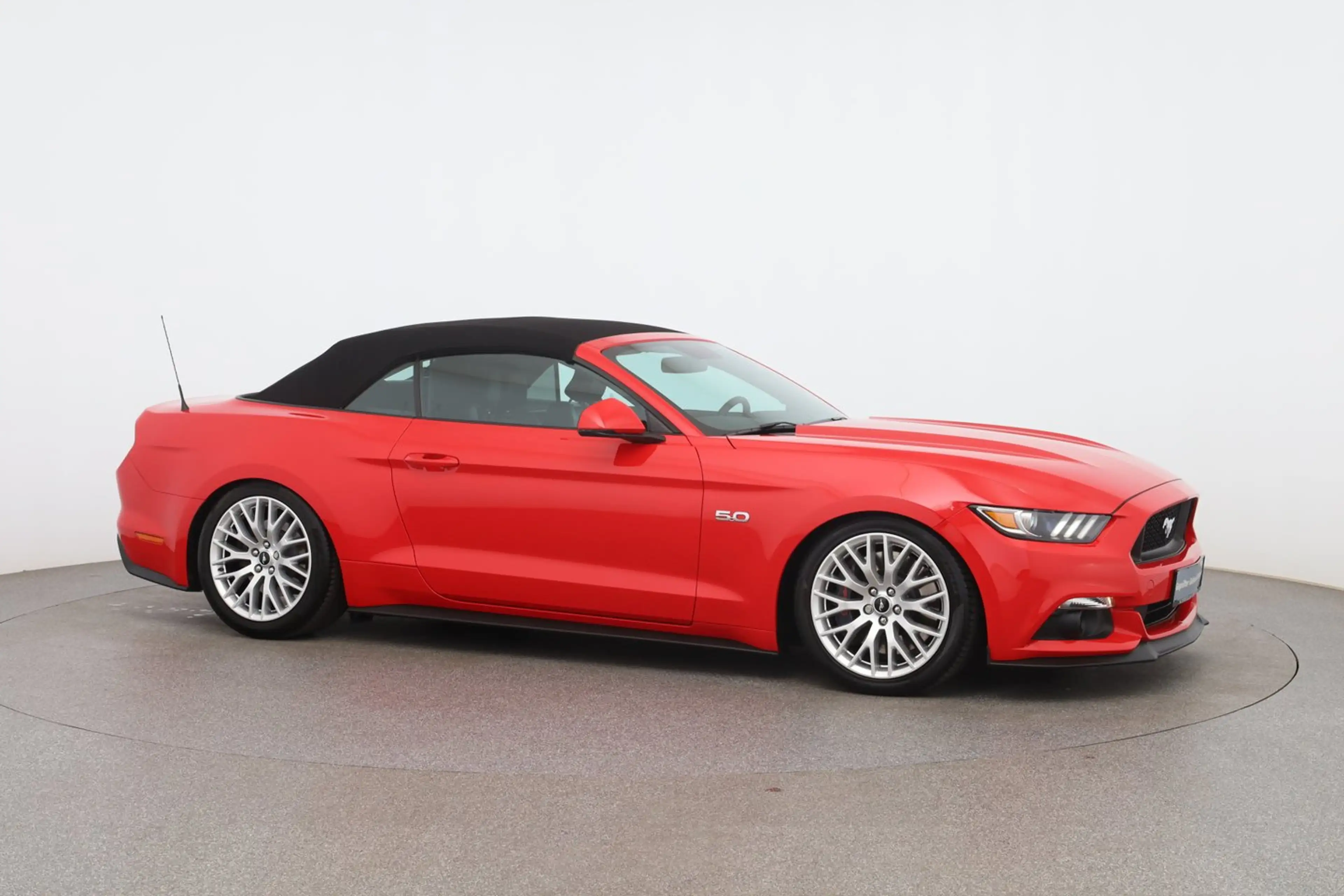 Ford Mustang GT Convertible — photo 7