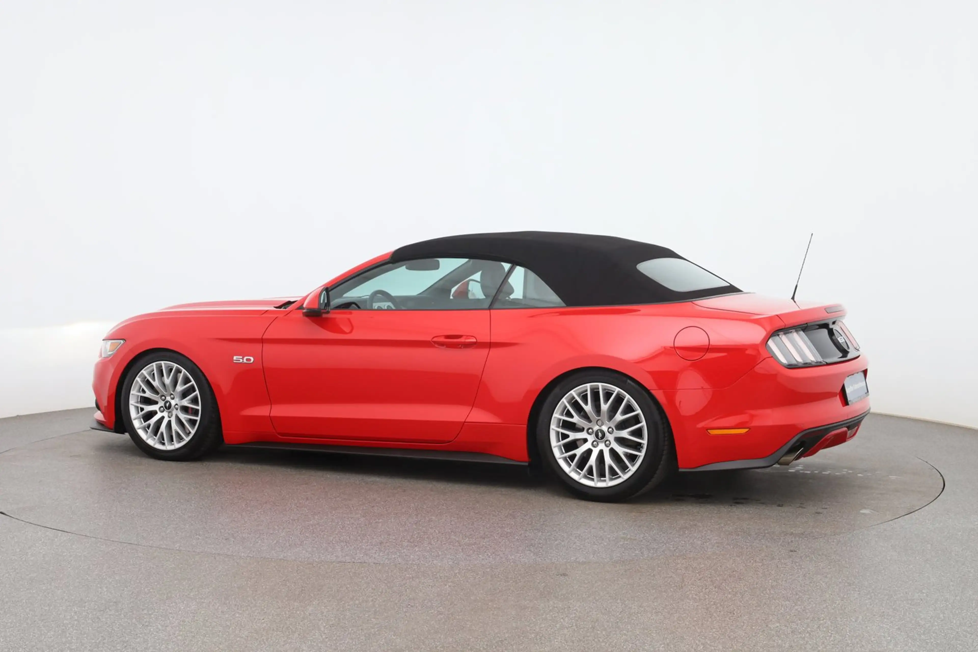 Ford Mustang GT Convertible — photo 3