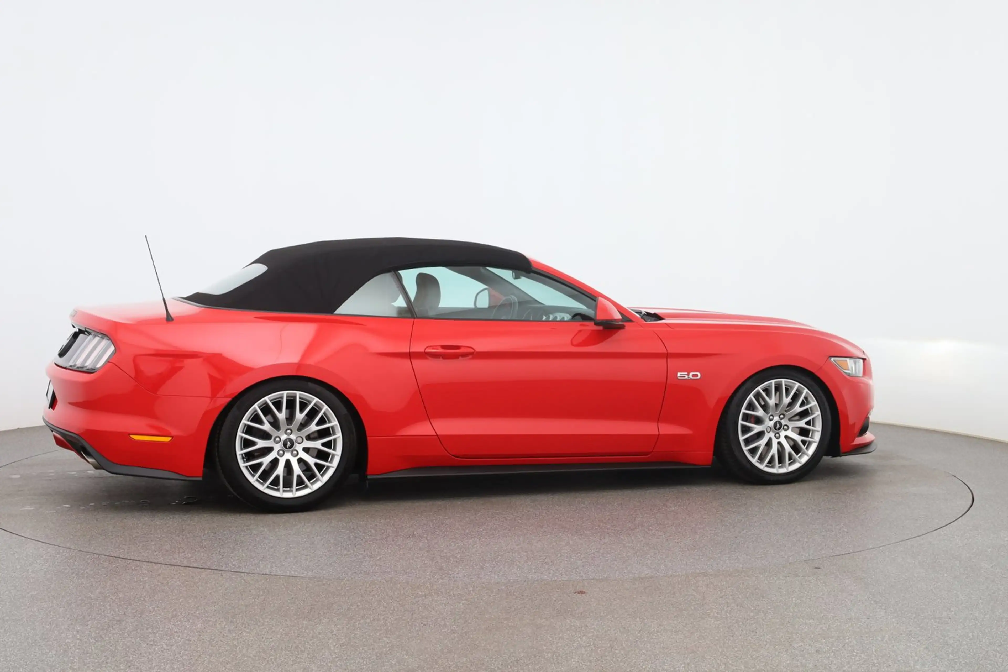 Ford Mustang GT Convertible — photo 6