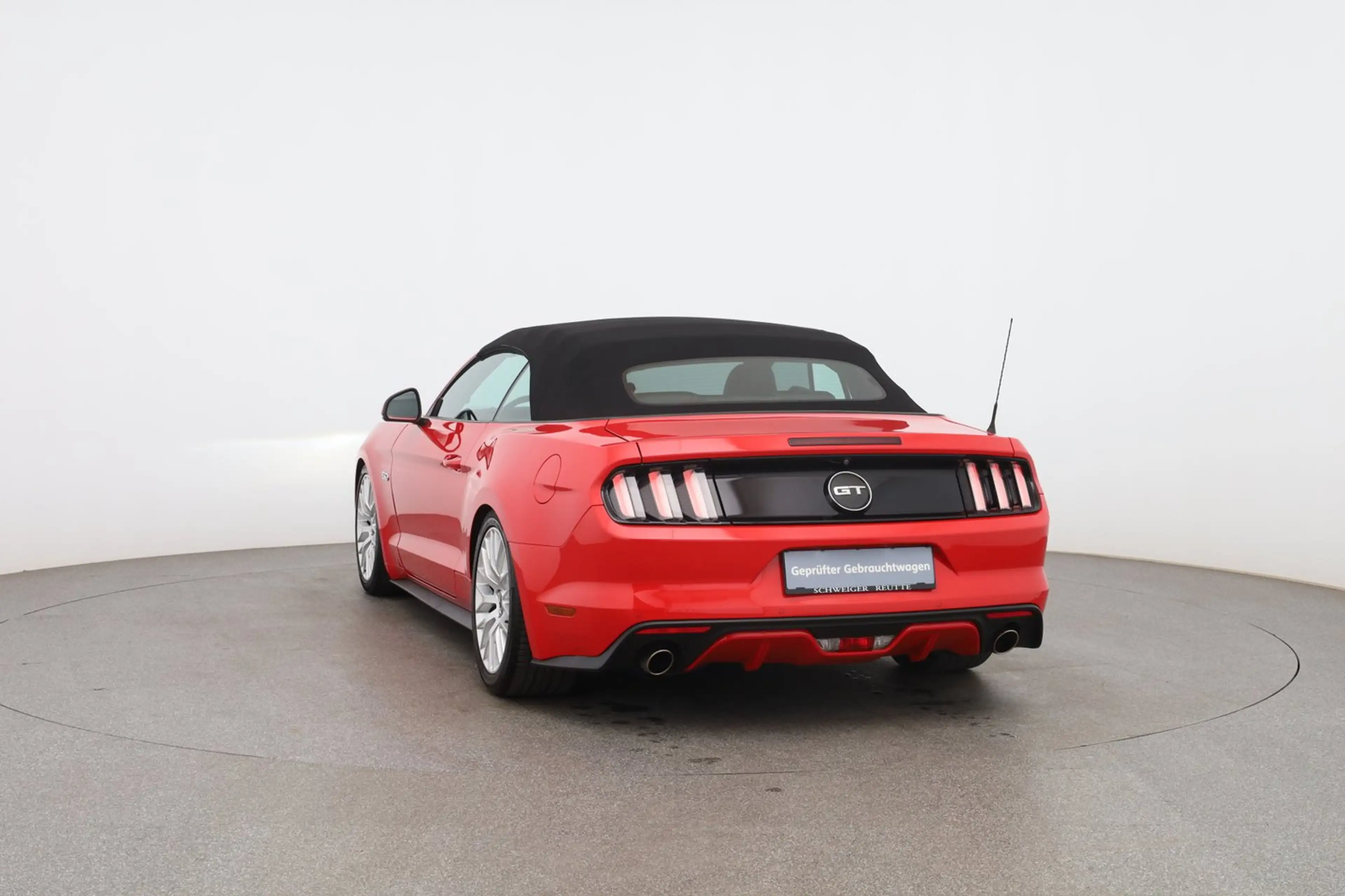Ford Mustang GT Convertible — photo 4