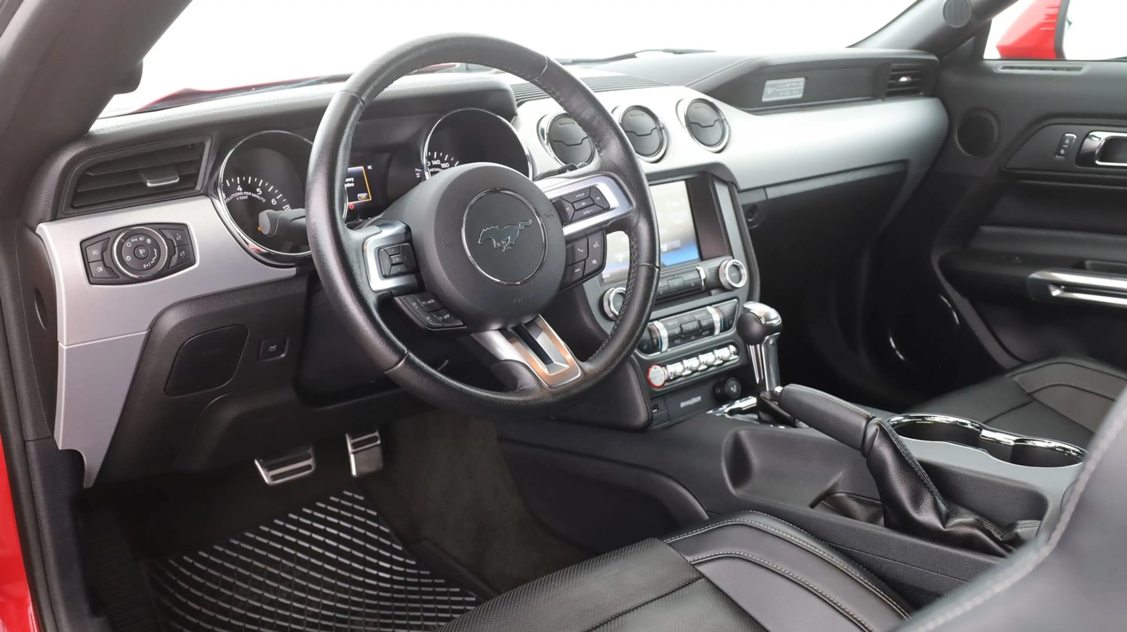 Ford Mustang GT Convertible — photo 11