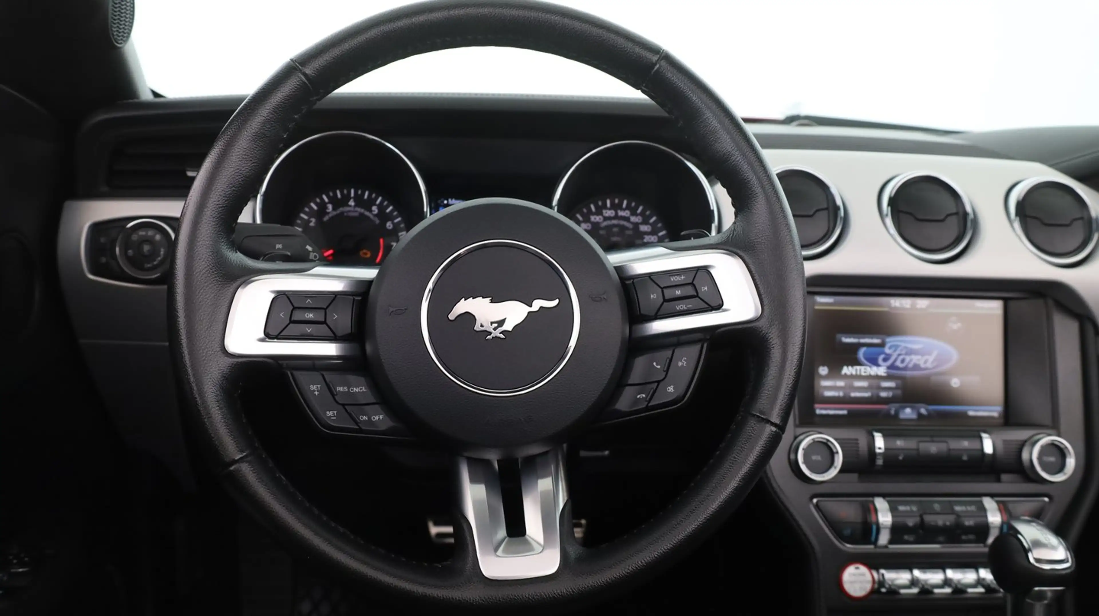 Ford Mustang GT Convertible — photo 13