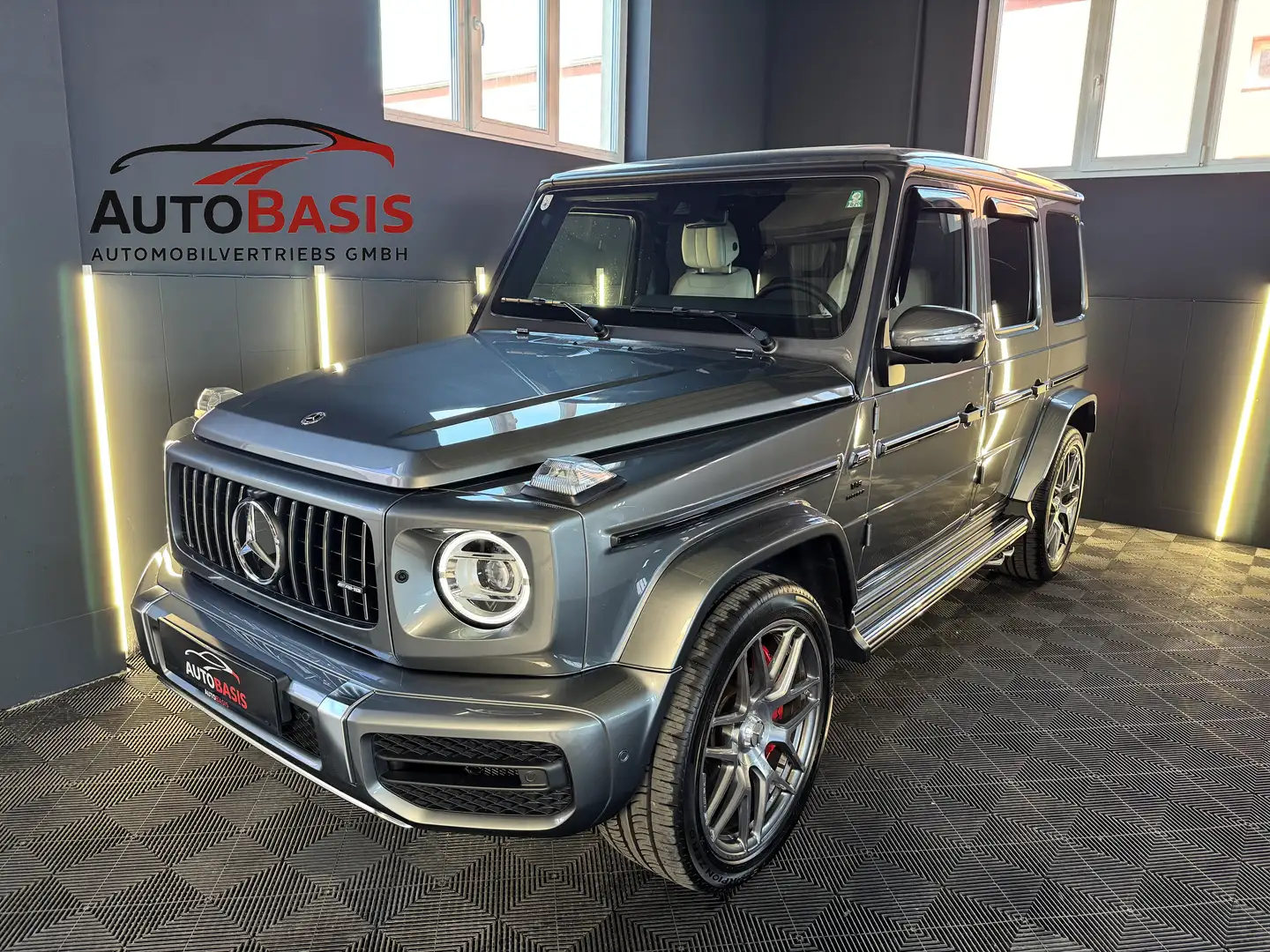 Mercedes-Benz G 63 AMG G 63 AMG 1.Besitz/9.500KM/Nappa/Burmester/Massage Grau - 1
