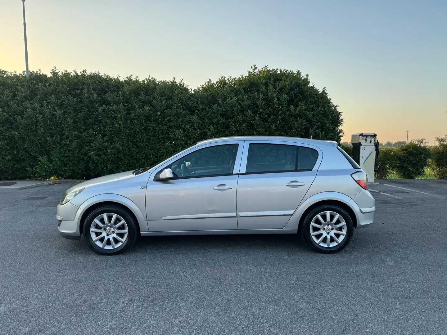 Opel Astra 5p 1.4 twinport Cosmo ok neopatentati Grigio - 2