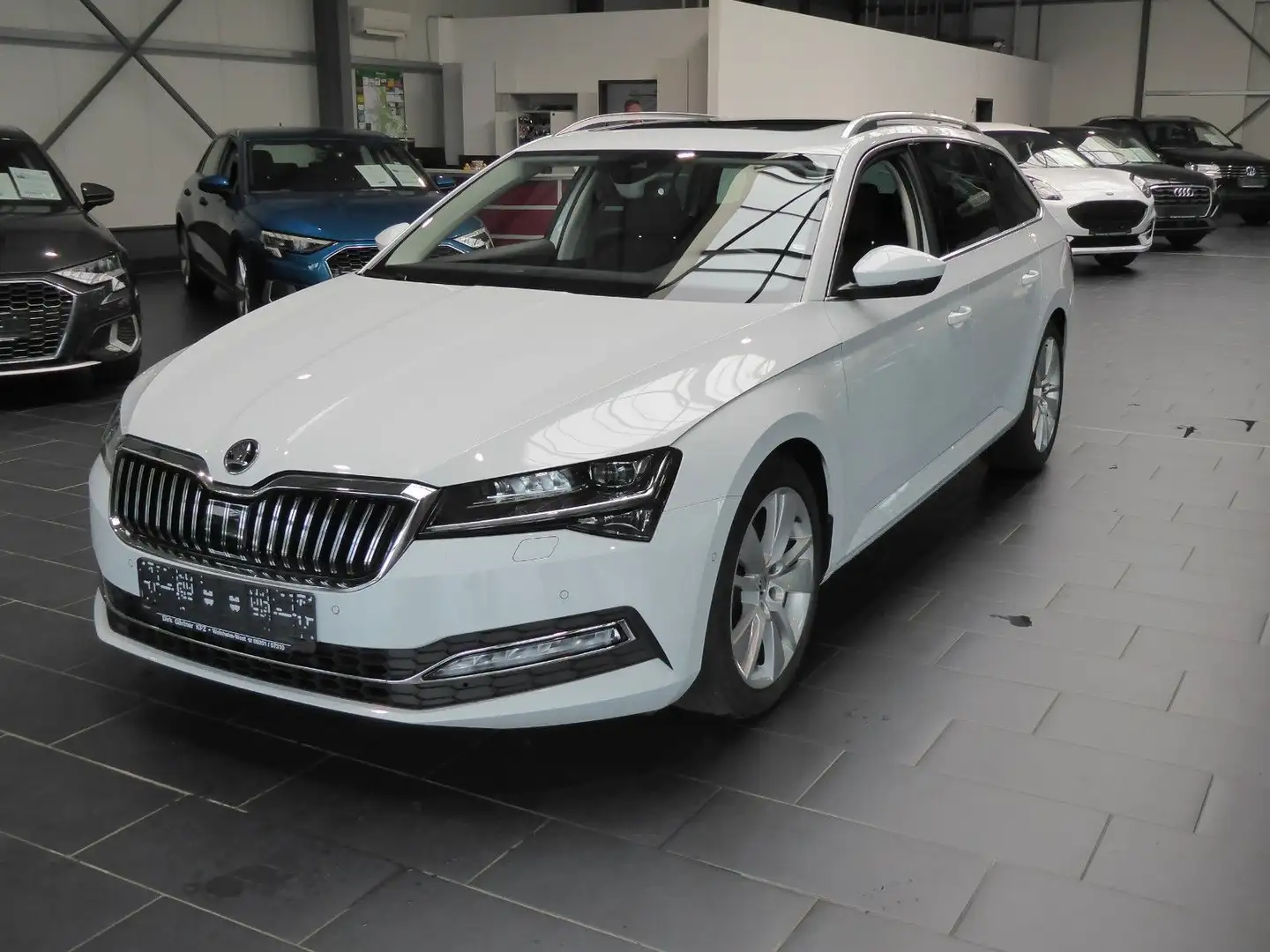 Skoda Superb Combi 2.0 TDI DSG Style 1.Hand AHK 8-fach Weiß - 1