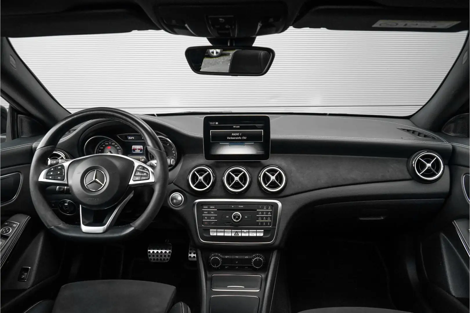 Mercedes-Benz CLA 180 Edition AMG Night Pano Camera 18" Noir - 2