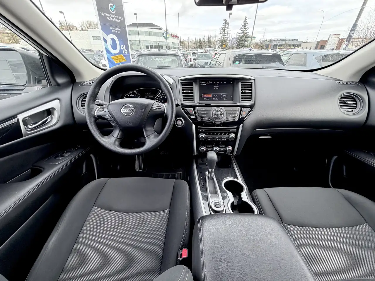 Nissan Pathfinder снимка Nissan Pathfinder