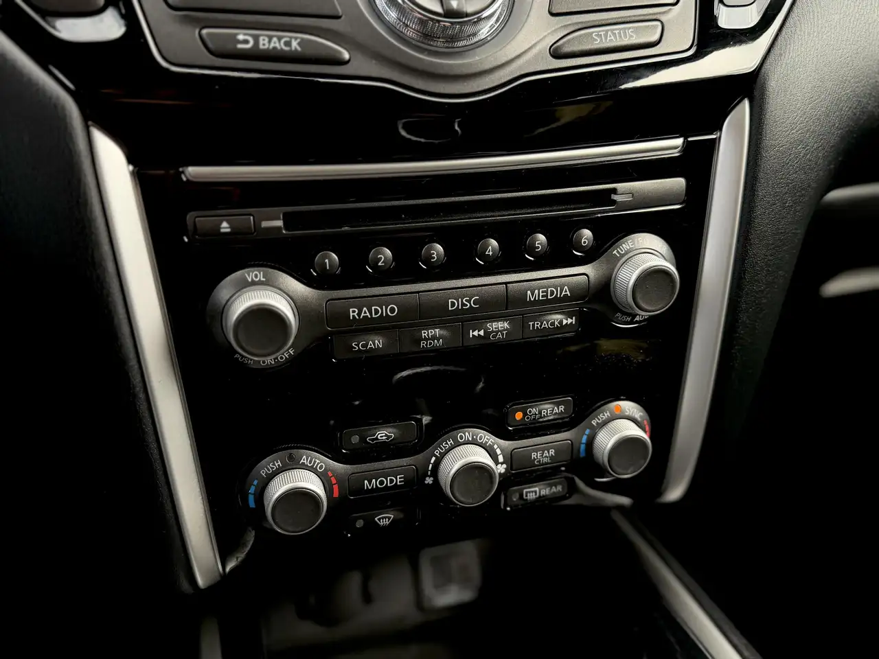 Nissan Pathfinder снимка Nissan Pathfinder