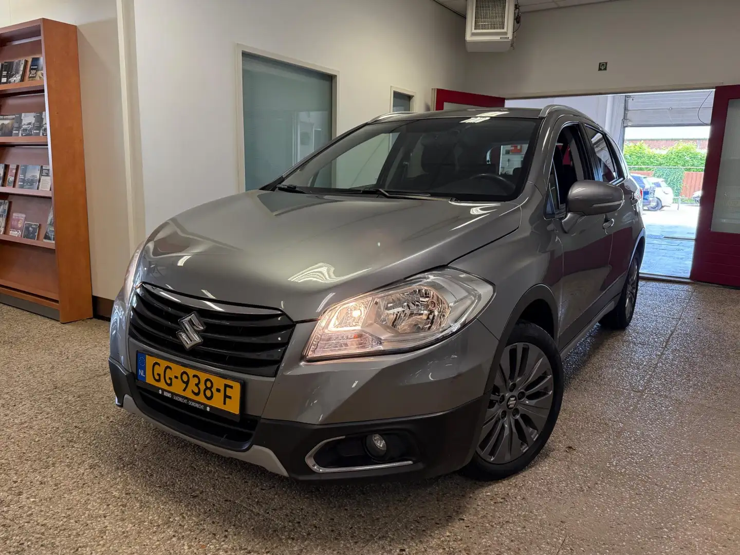 Suzuki SX4 S-Cross 1.6 Exclusive Automaat | Navi | 1e Eigenaar | Trek Grijs - 1