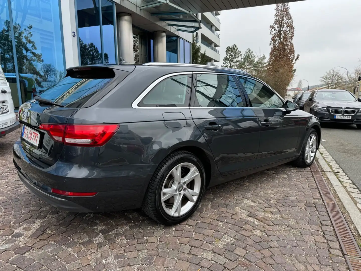 Audi A4 Avant sport 2.0 TDI S-tronic NAVI PDC Grijs - 2