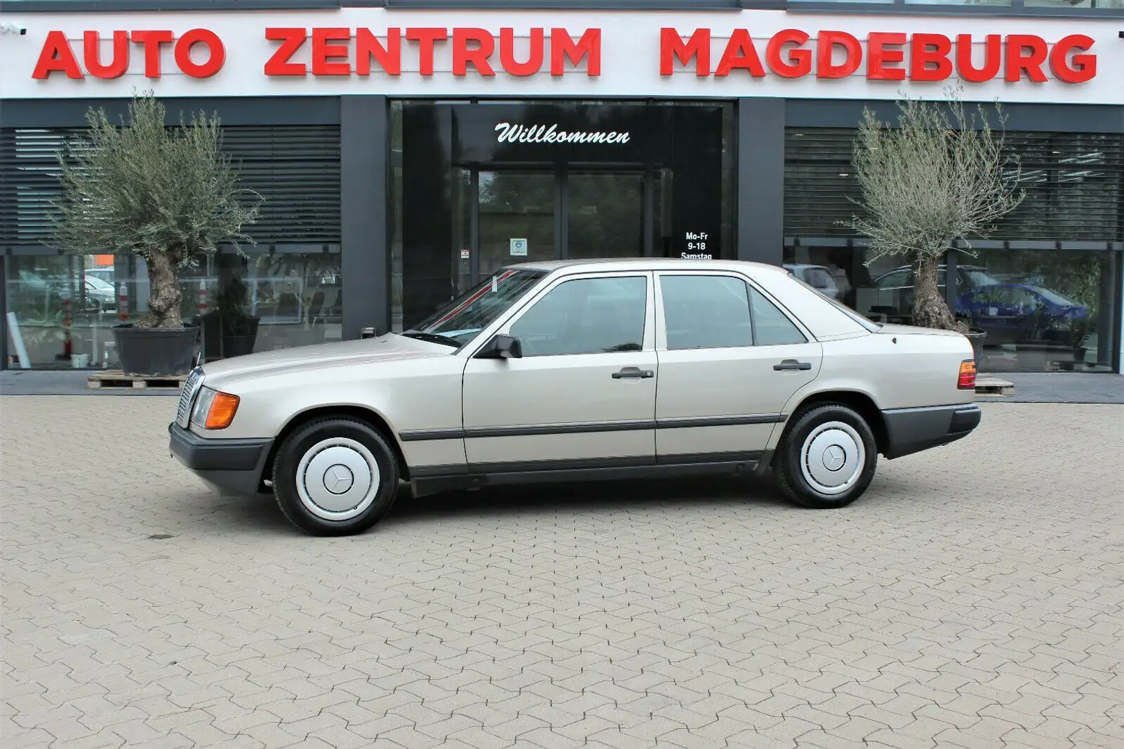 Mercedes-Benz E 230 Limo.Klassiker,Automatik,Senioren gepflegt Silber - 1
