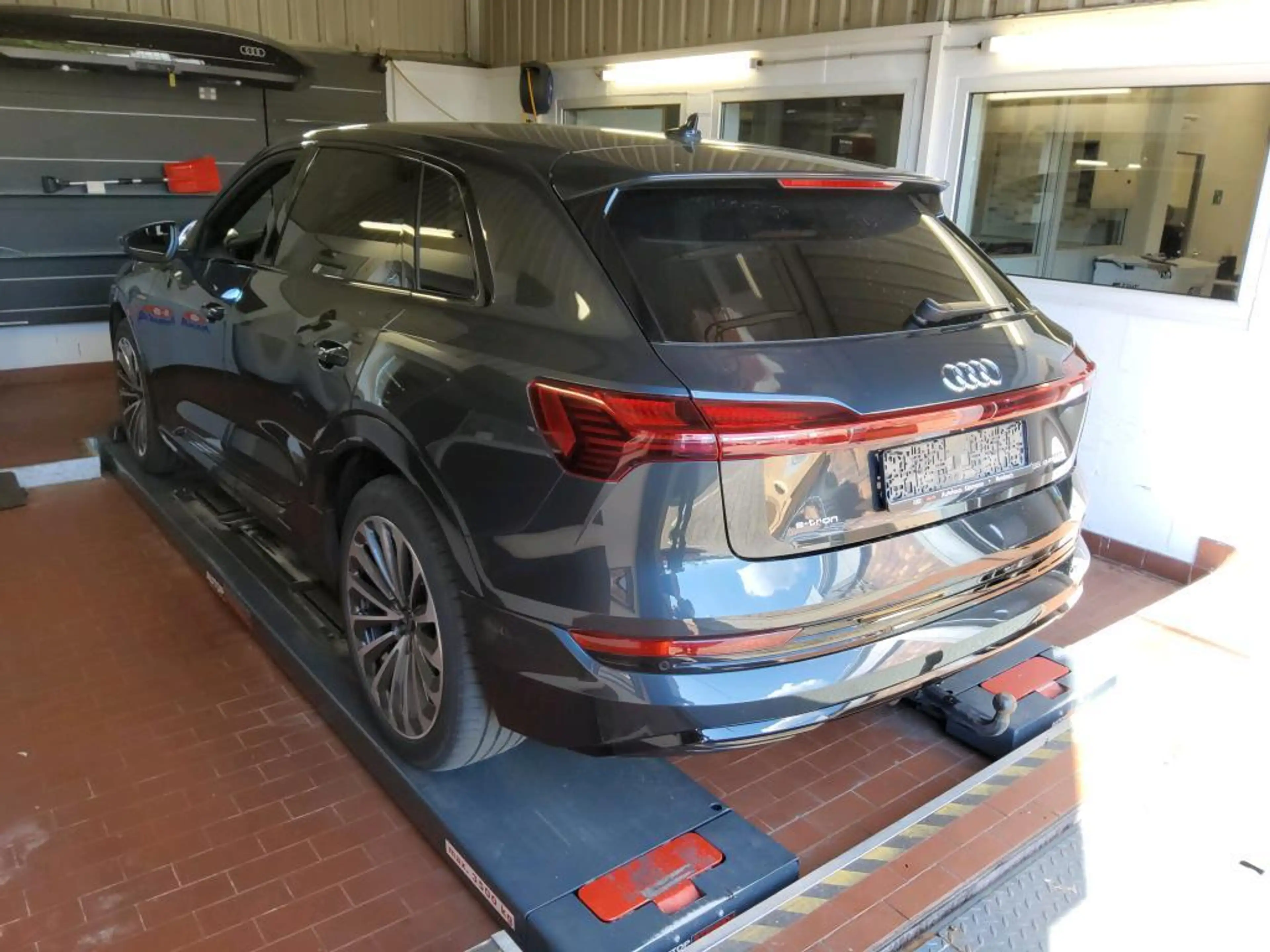 Audi e-tron 55 Q S LINE BLACK MATRIX/ACC/360°/AHK/DSP — photo 8