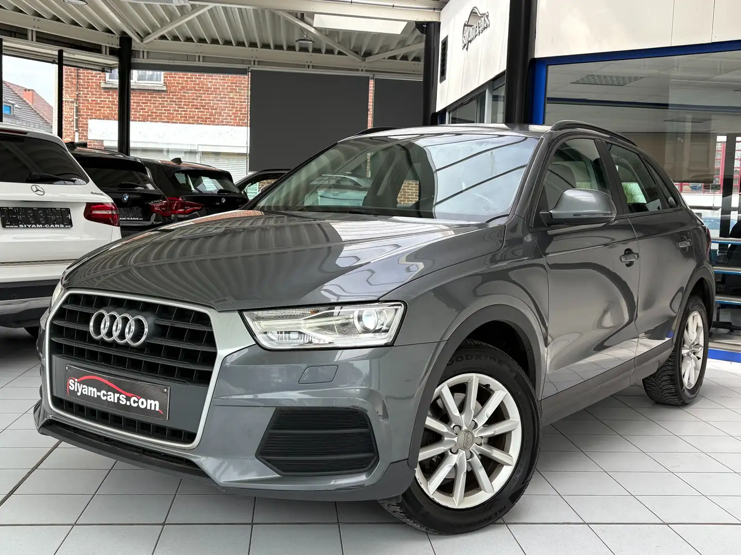 Audi Q3 Q3 2.0 TDi *XENON * CUIR * GPS * PDC * JANTES * Gris - 1