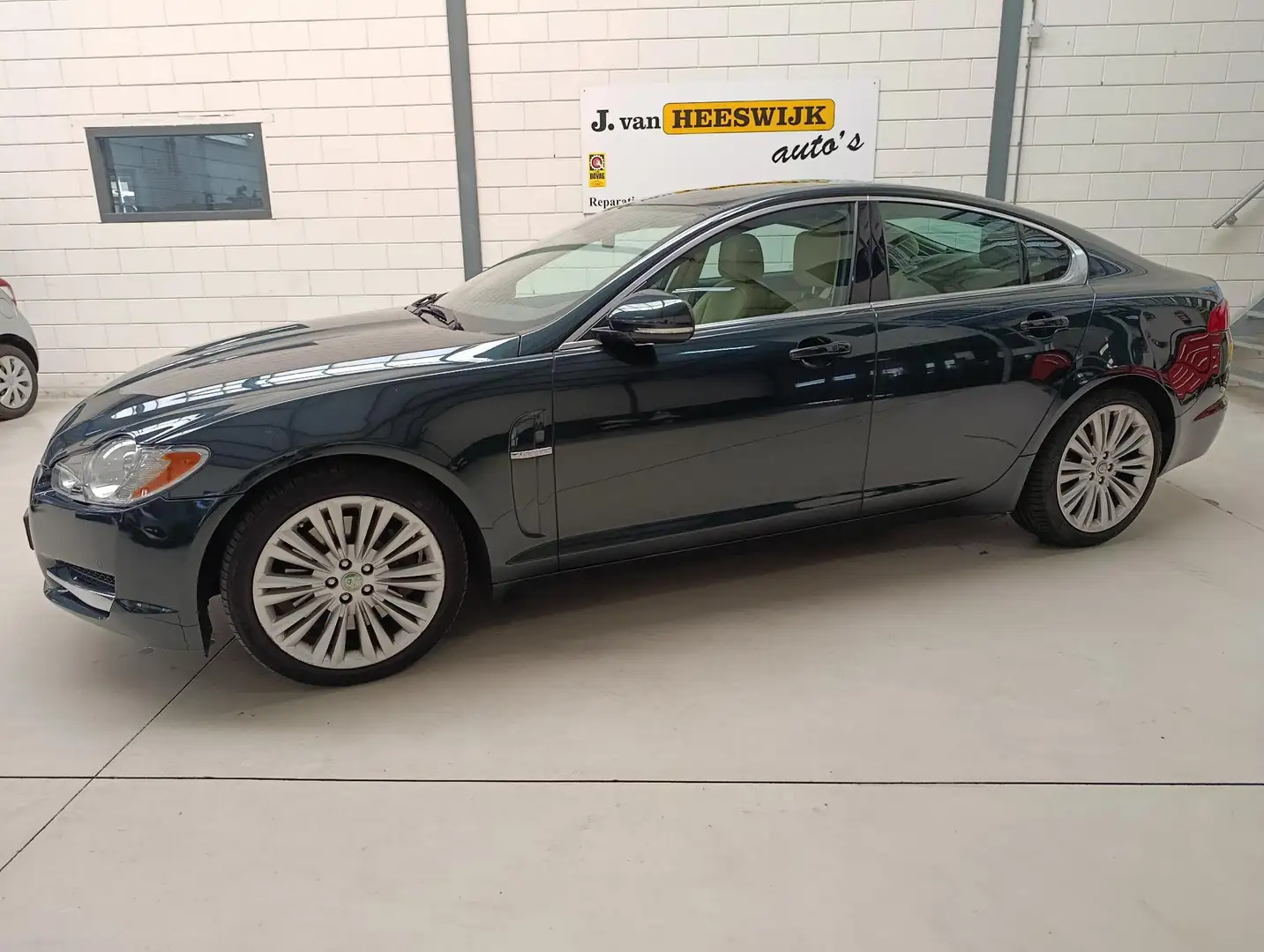 Jaguar XF 3.0D V6 Luxury Groen - 1