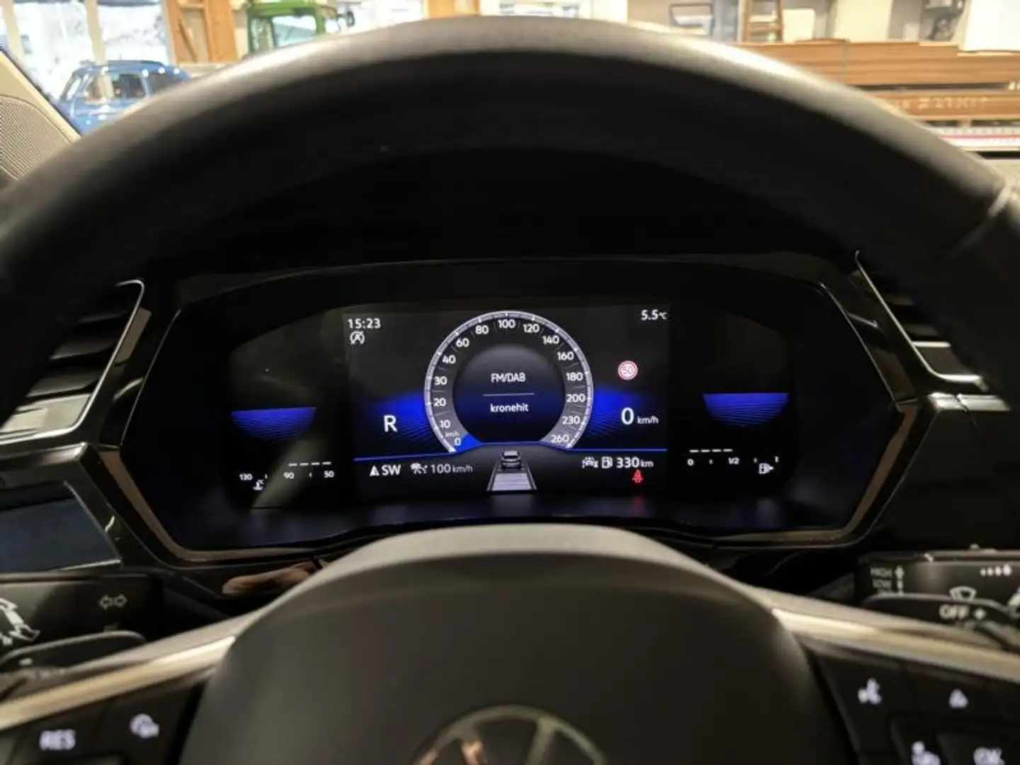 Volkswagen Touran 2,0 DSG SKY 7-SITZER LED DIGITAL TACHO KAMERA AHK Schwarz - 2