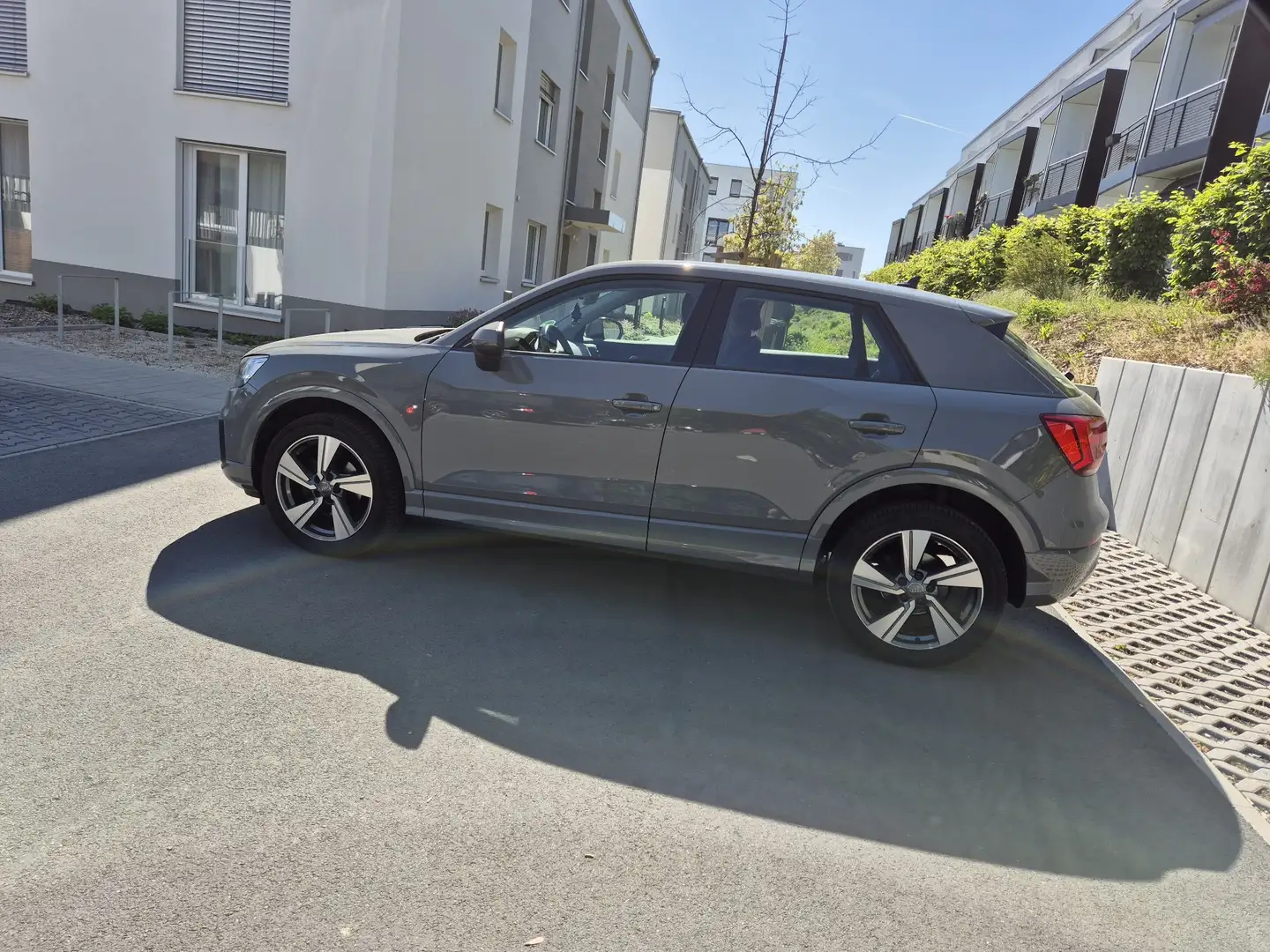 Audi Q2 30 TFSI sport Grau - 2