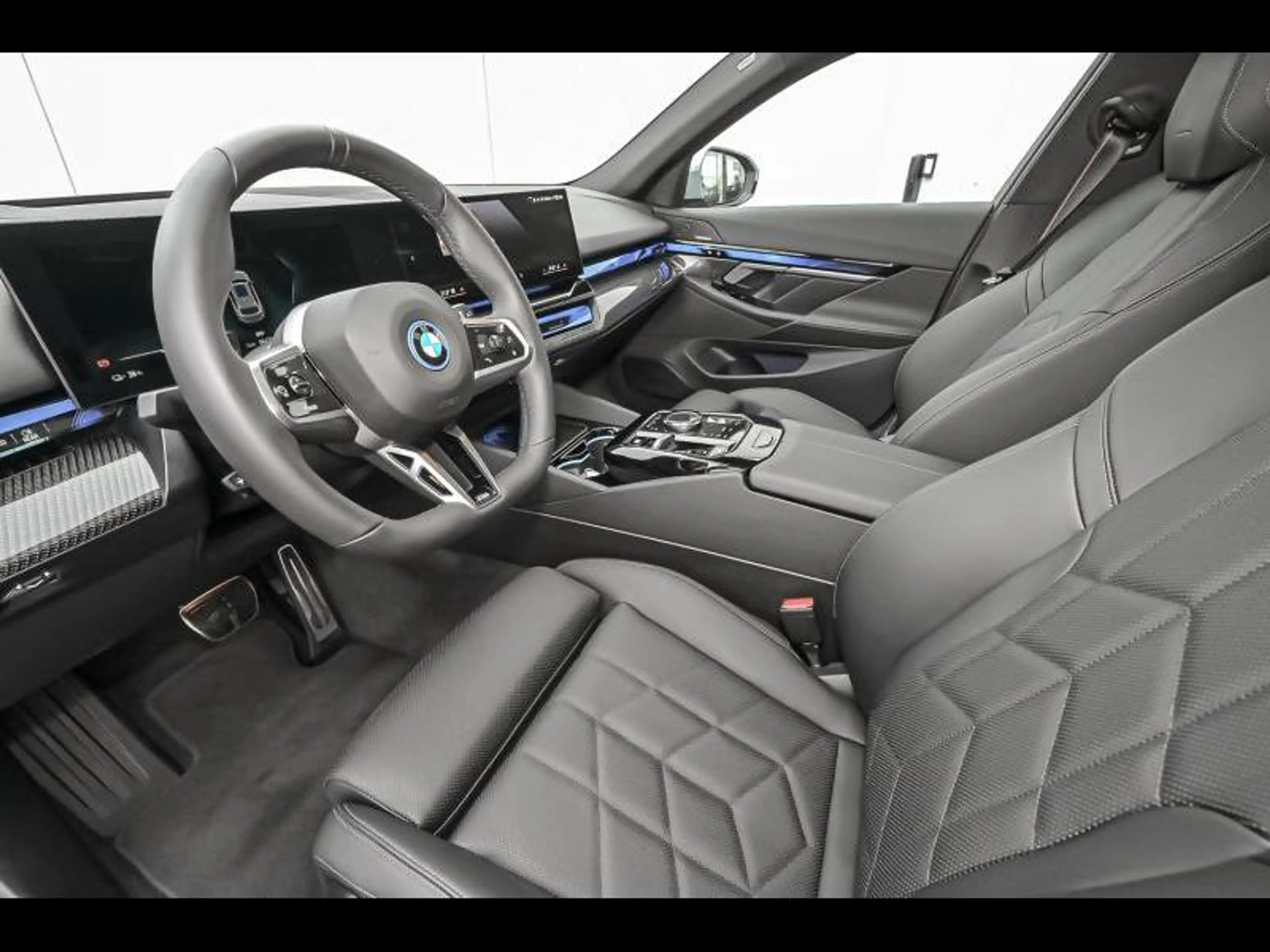 BMW i5 xDrive40 Touring — photo 6