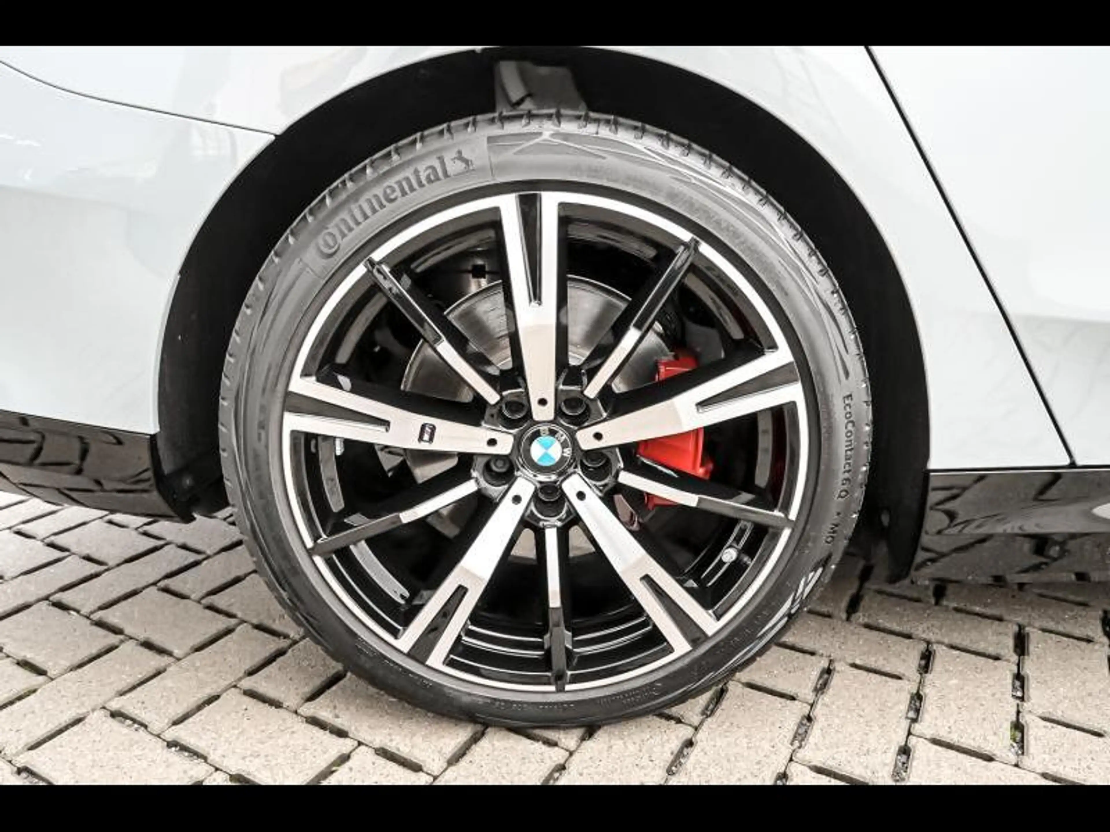 BMW i5 xDrive40 Touring — photo 8