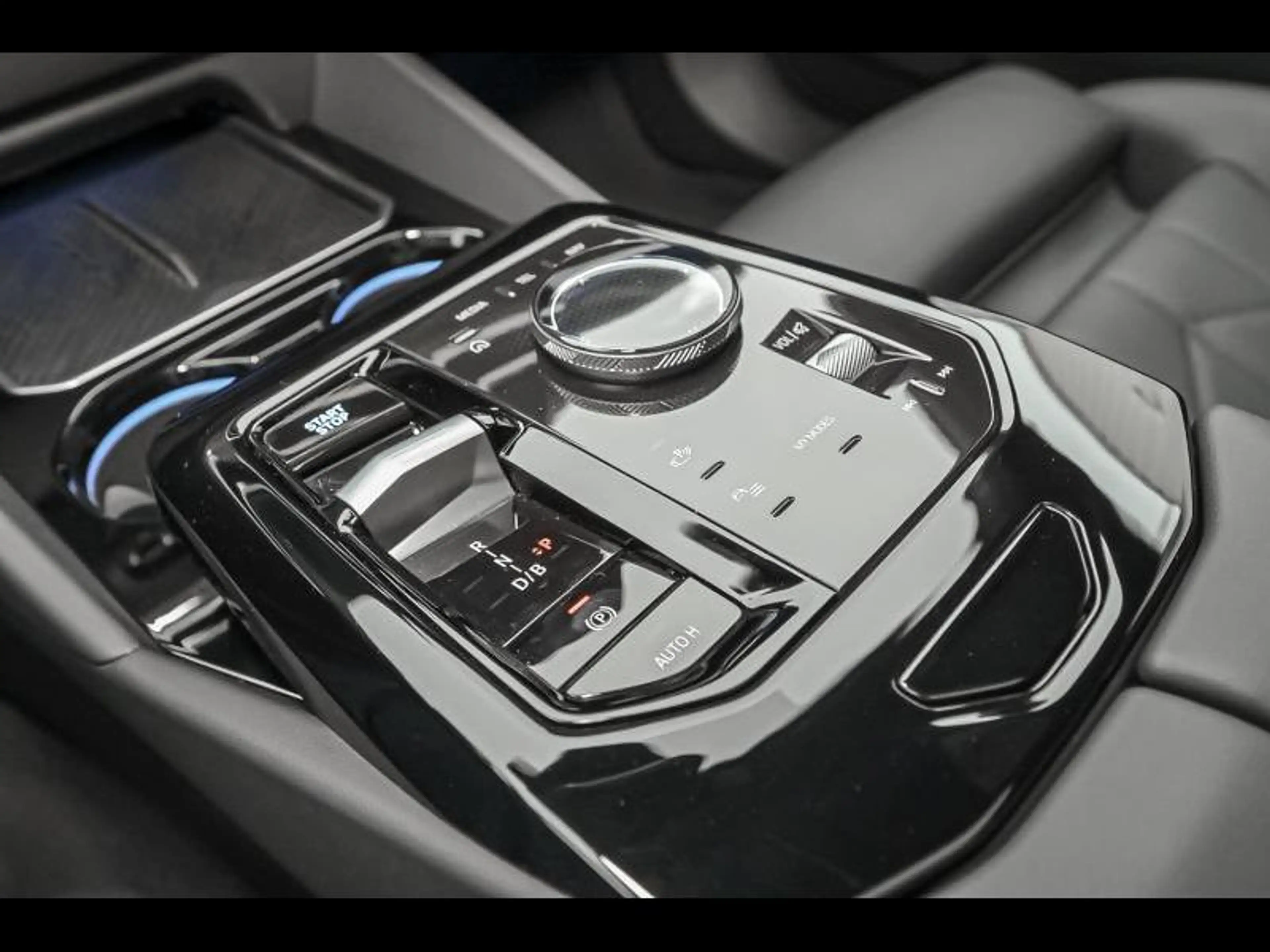 BMW i5 xDrive40 Touring — photo 11