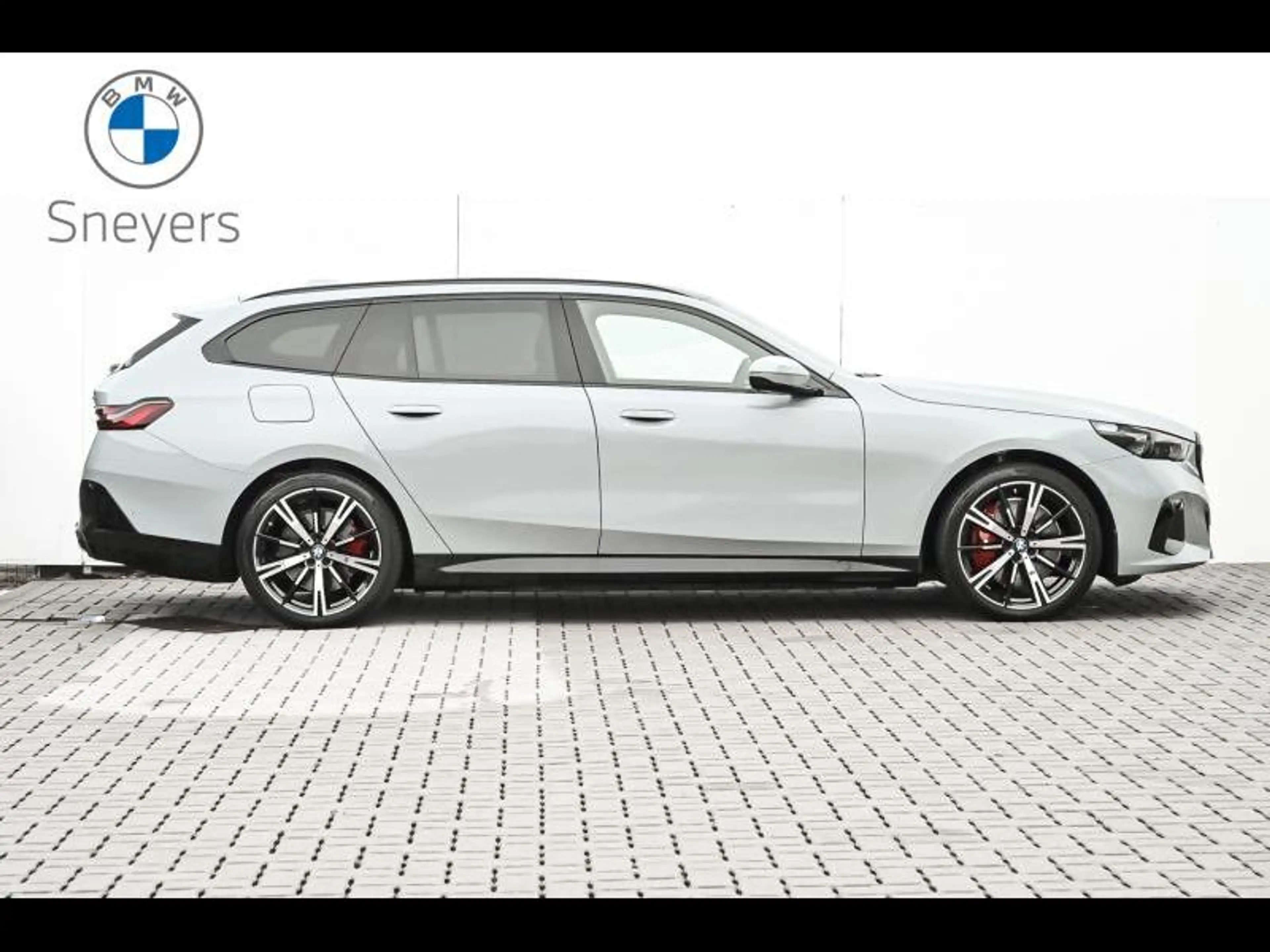BMW i5 xDrive40 Touring — photo 3