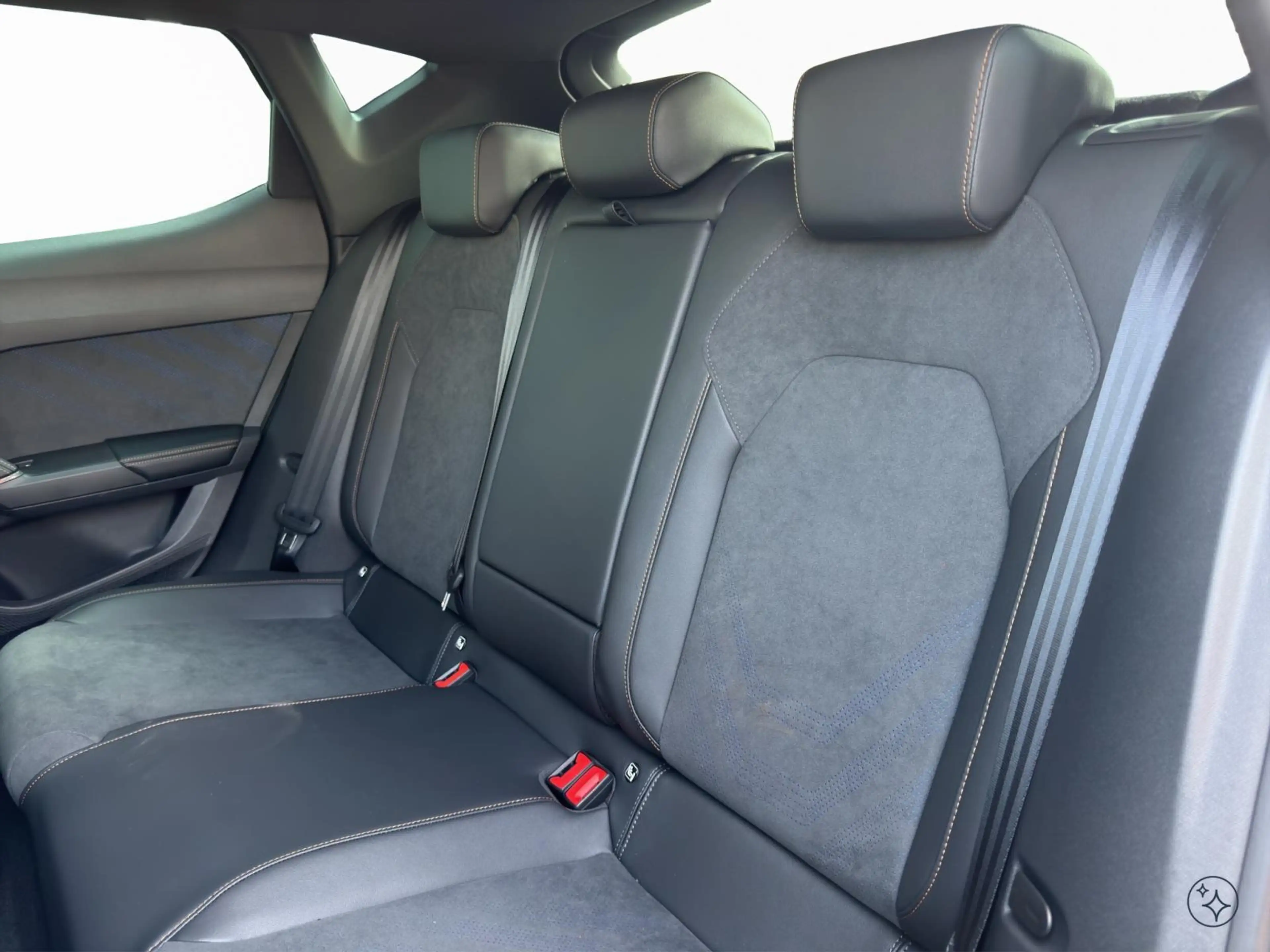 CUPRA Leon 1.5 eTSI DSG — photo 11