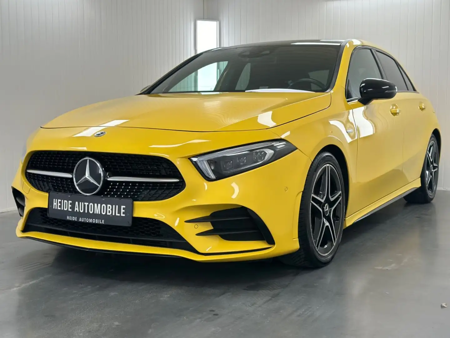 Mercedes-Benz A 180 AMG Sport Edition Sternenhimmel MBUX Yellow - 1