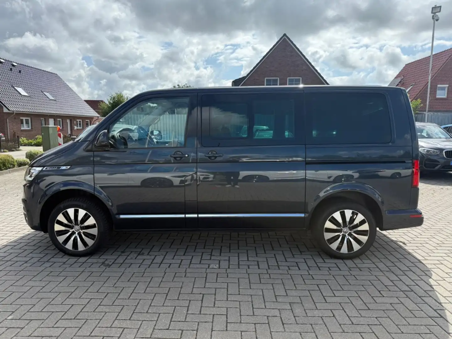 Volkswagen T6.1 Multivan Highline 2.0 TDI 4MOTION ACC AHK RFK Leder Navi AC Blauw - 2