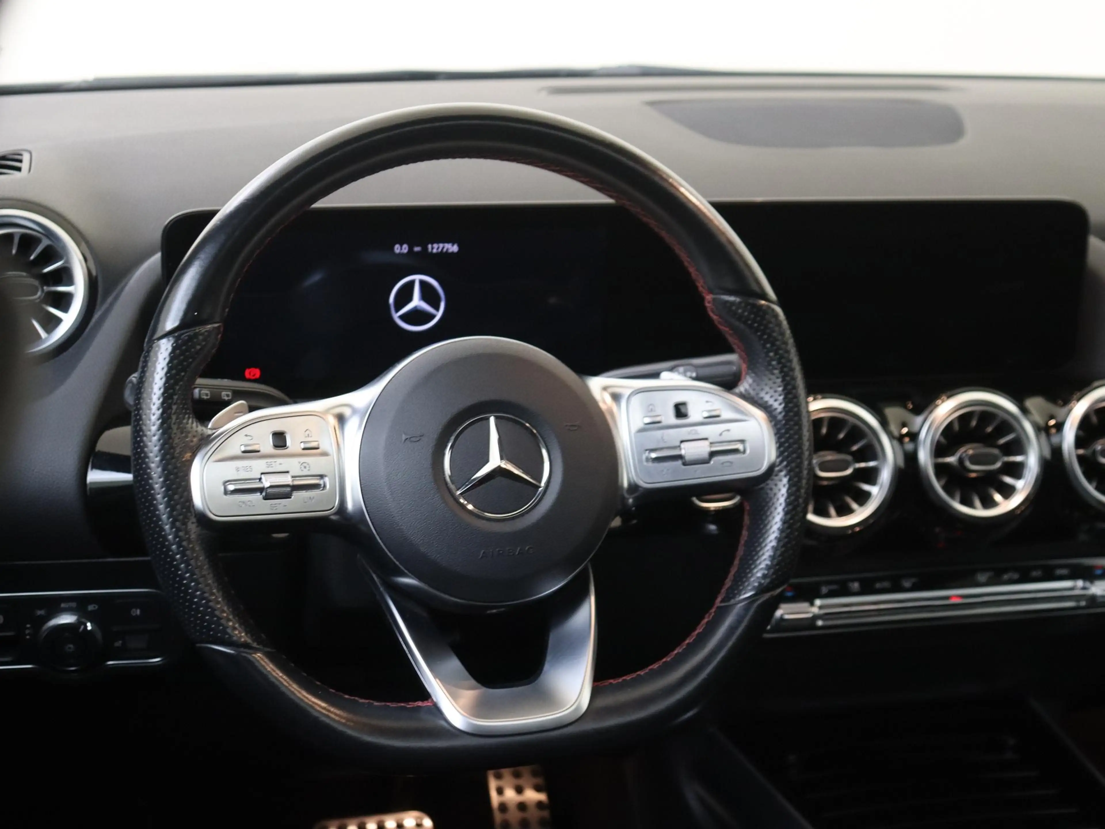 Mercedes-Benz GLA 180 Business Solution AMG / Panoramadak/ Sfeerverlicht — photo 10