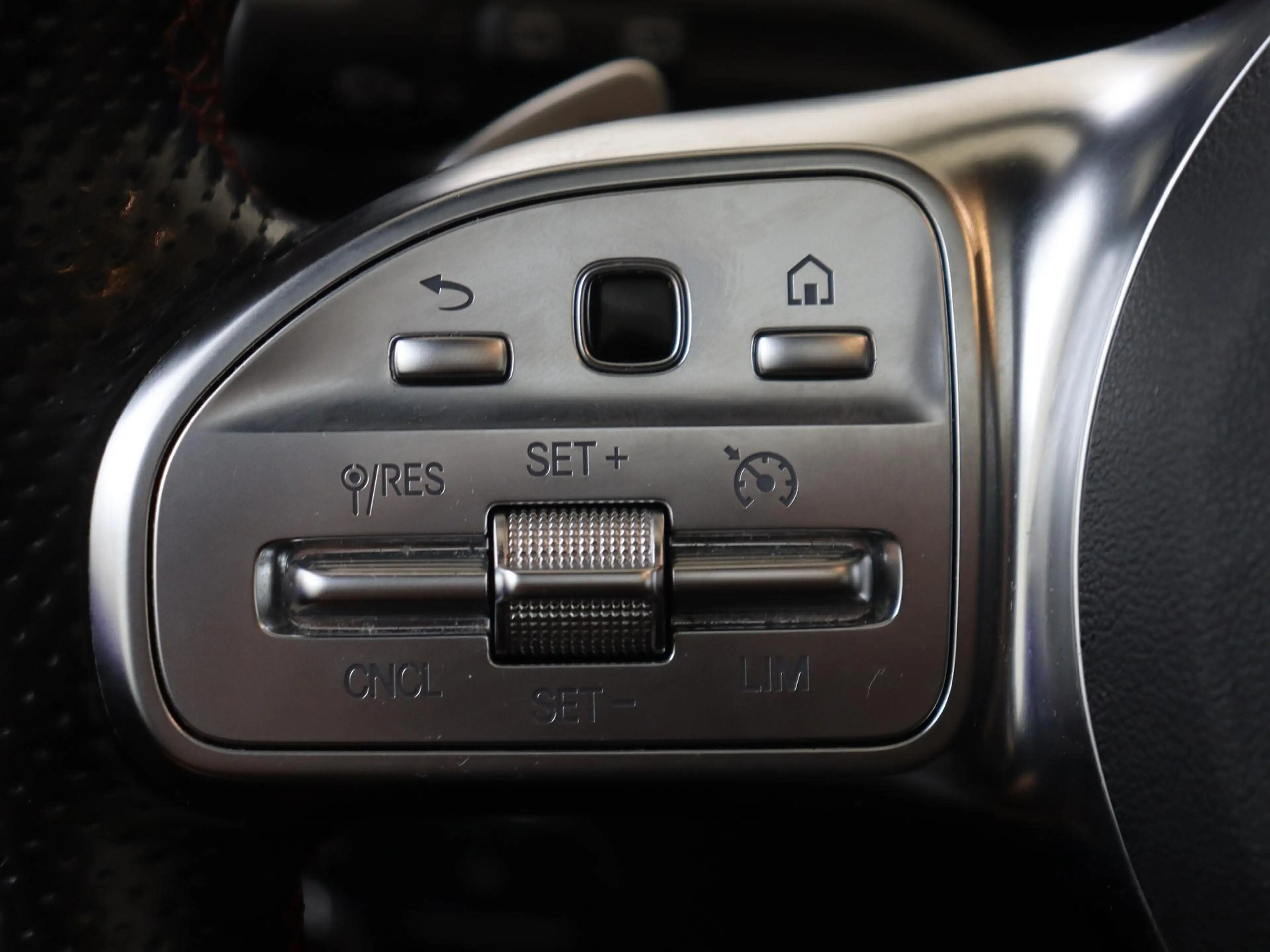 Mercedes-Benz GLA 180 Business Solution AMG / Panoramadak/ Sfeerverlicht — photo 13