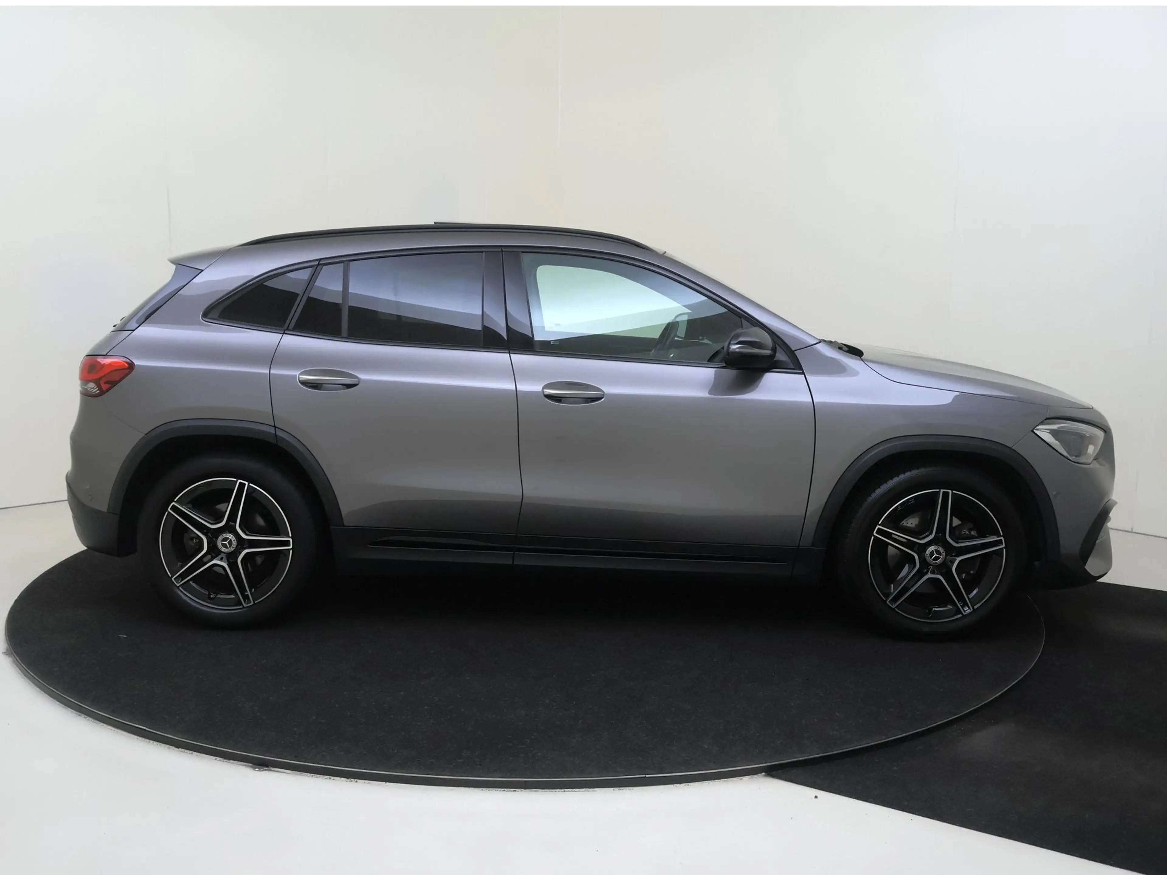 Mercedes-Benz GLA 180 Business Solution AMG / Panoramadak/ Sfeerverlicht — photo 9