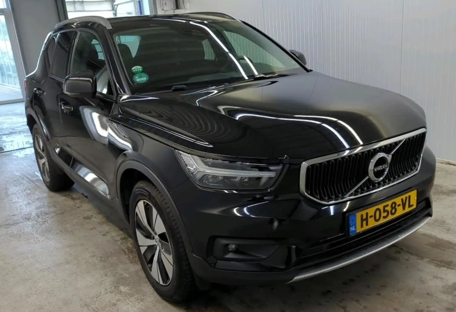 Volvo XC40 1.5 T5 Recharge 262 pk Momentum Pro Panoramadak Ca Zwart - 2