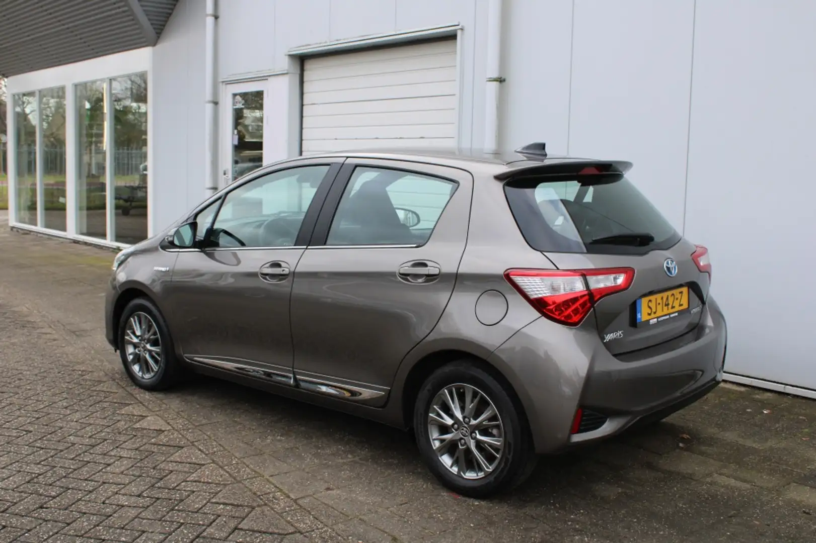 Toyota Yaris 1.5 Hybride Executive Grau - 2