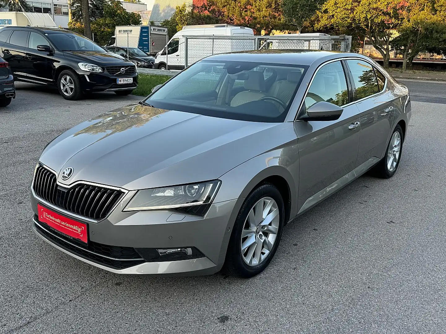 Skoda Superb 2,0 TDI Style DSG / NAVI / LED / AHK / Beige - 2