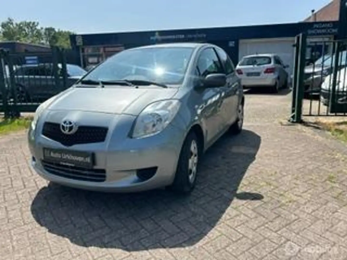 Toyota Yaris 1.3 VVTi Sol Gris - 1