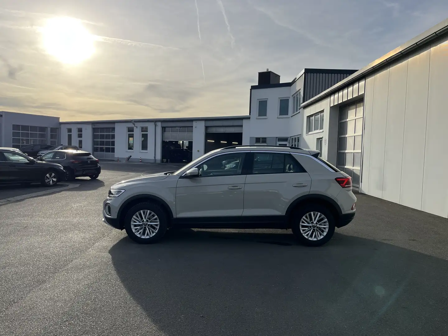 Volkswagen T-Roc 1.5 TSI DSG Life 150€ m. 20% Anzahlung AHK Digit Gris - 2