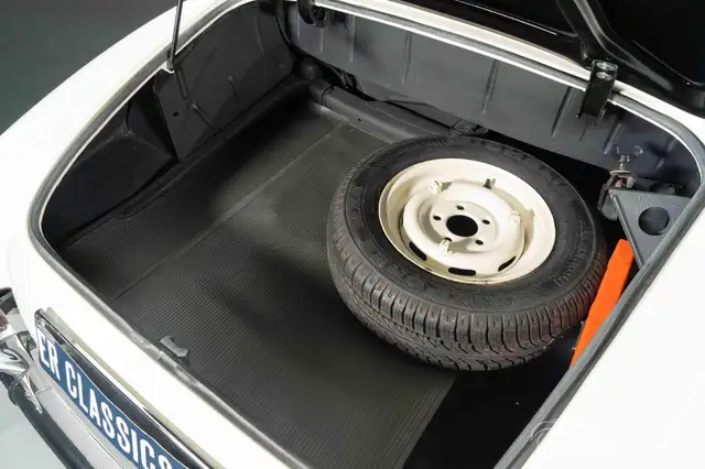 Mercedes-Benz 190 view 6