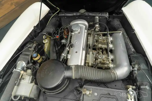 Mercedes-Benz 190 view 5