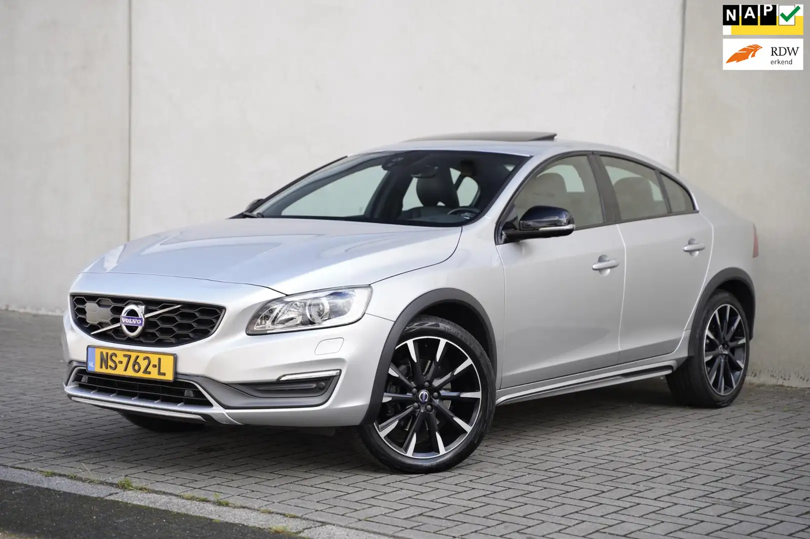 Volvo S60 Cross Country 2.0 D4 Nordic+, Leder, Automaat, NAP Gris - 1
